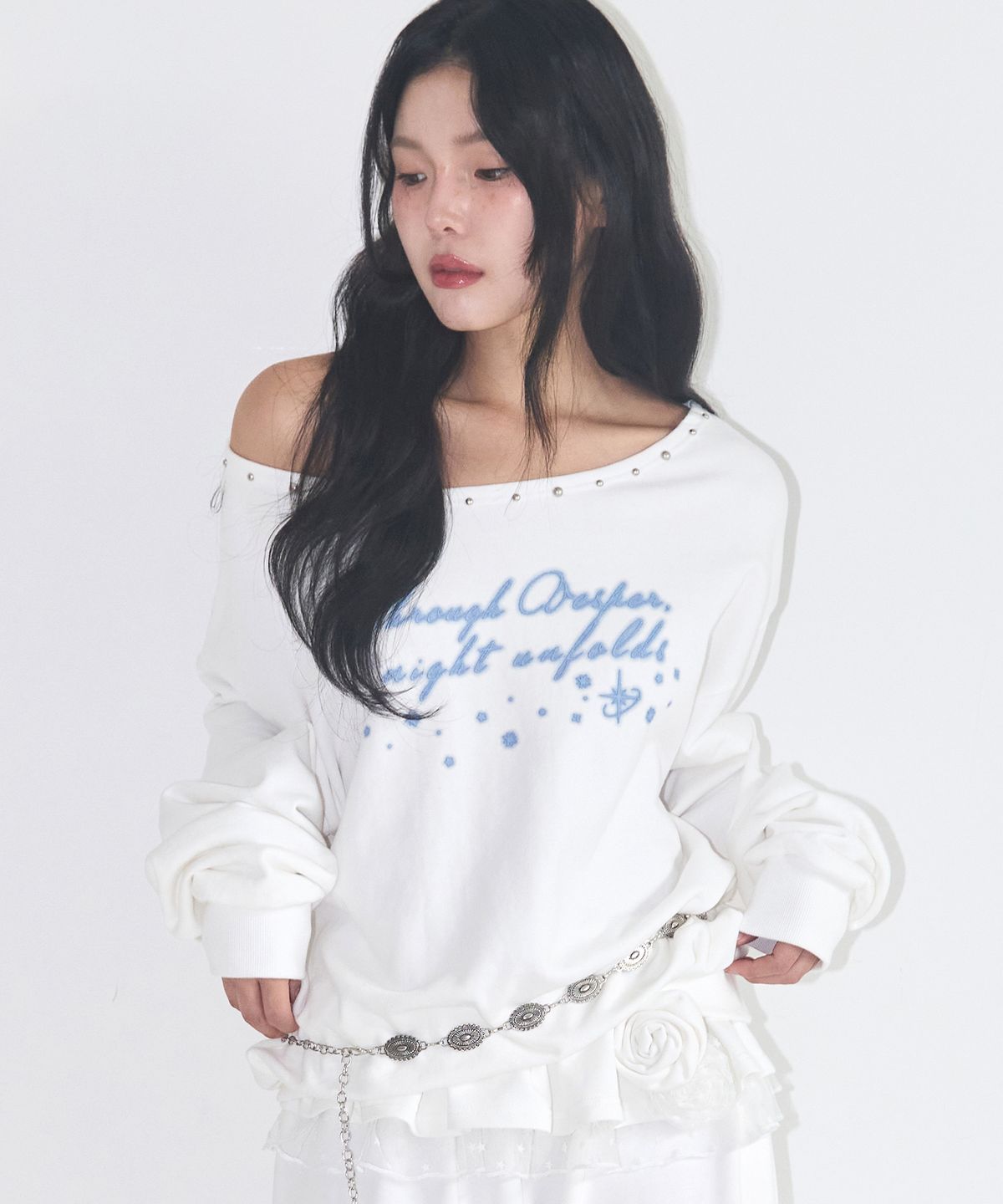 일리고(ILLIGO) 원숄더 스터드 보트넥 맨투맨 화이트