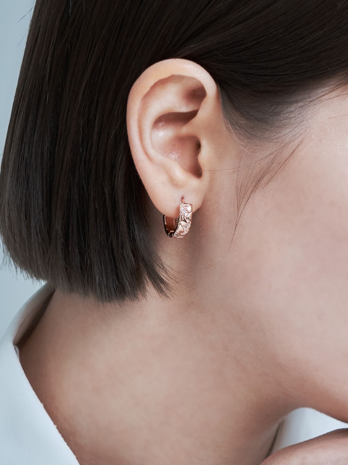 가이거주얼리(GEIGERJEWELRY) 18K GF 꼬임 큐빅포인트 원터치 귀걸이 GI8KPEE057