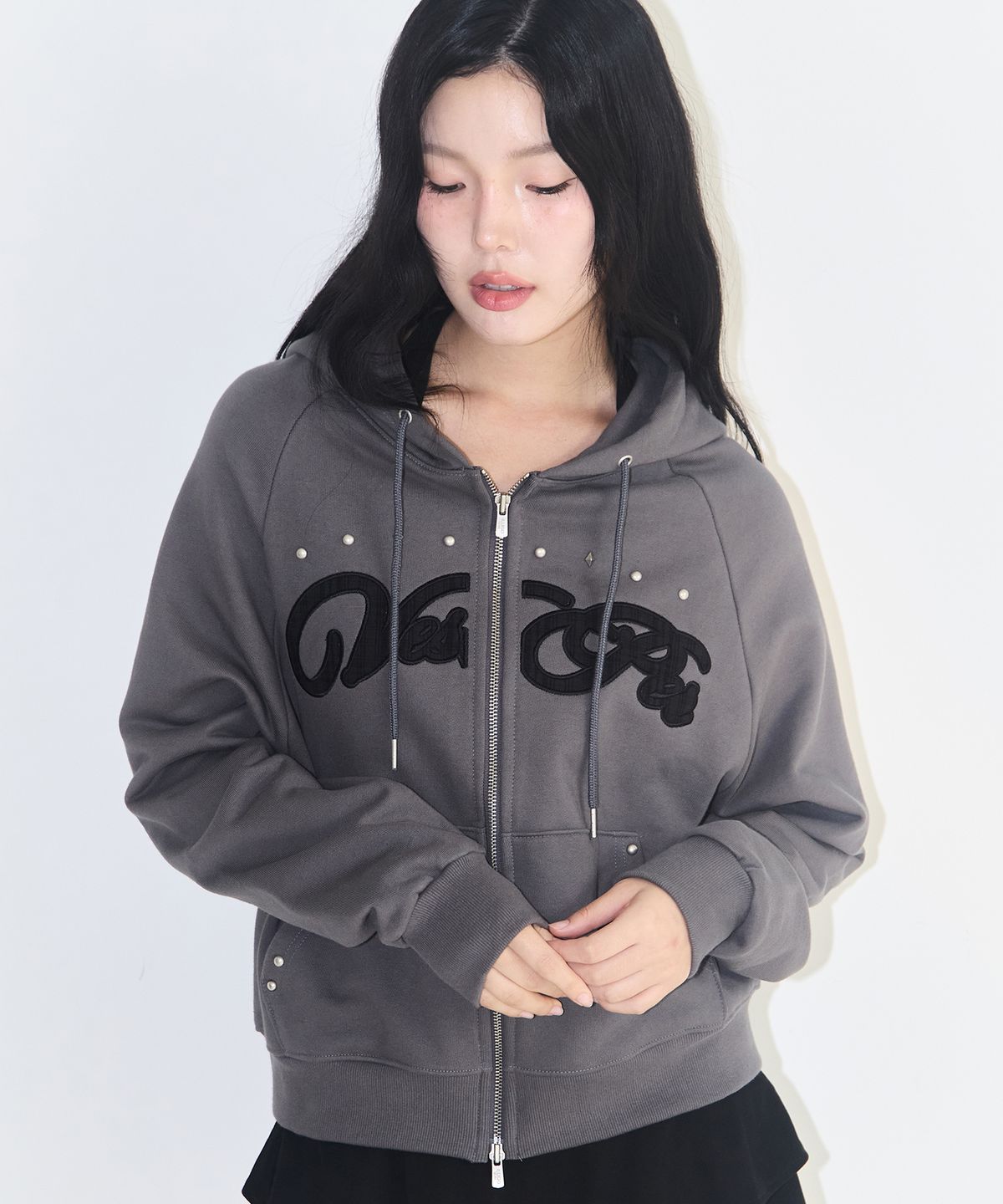 일리고(ILLIGO) 체크 아플리케 후드 집업 차콜