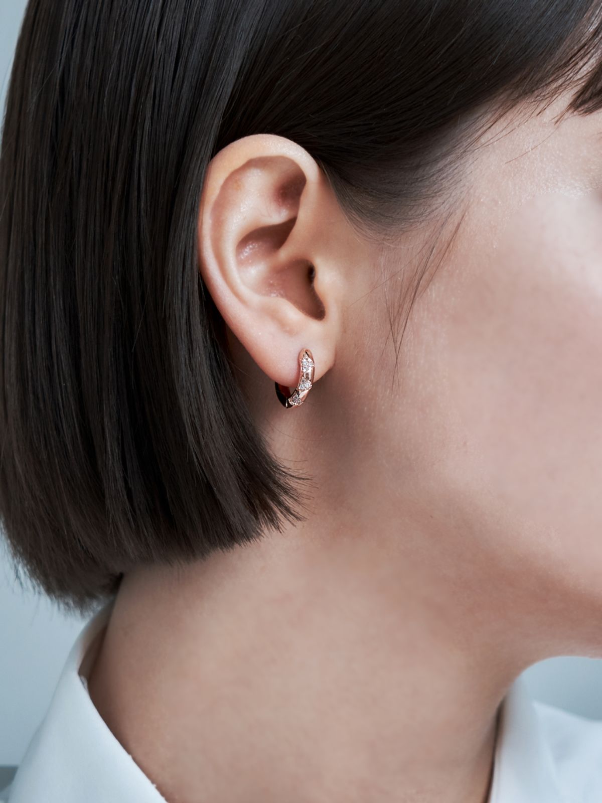 가이거주얼리(GEIGERJEWELRY) 18K GF 격자 큐빅포인트 후프 원터치 귀걸이 GI8KPEE059