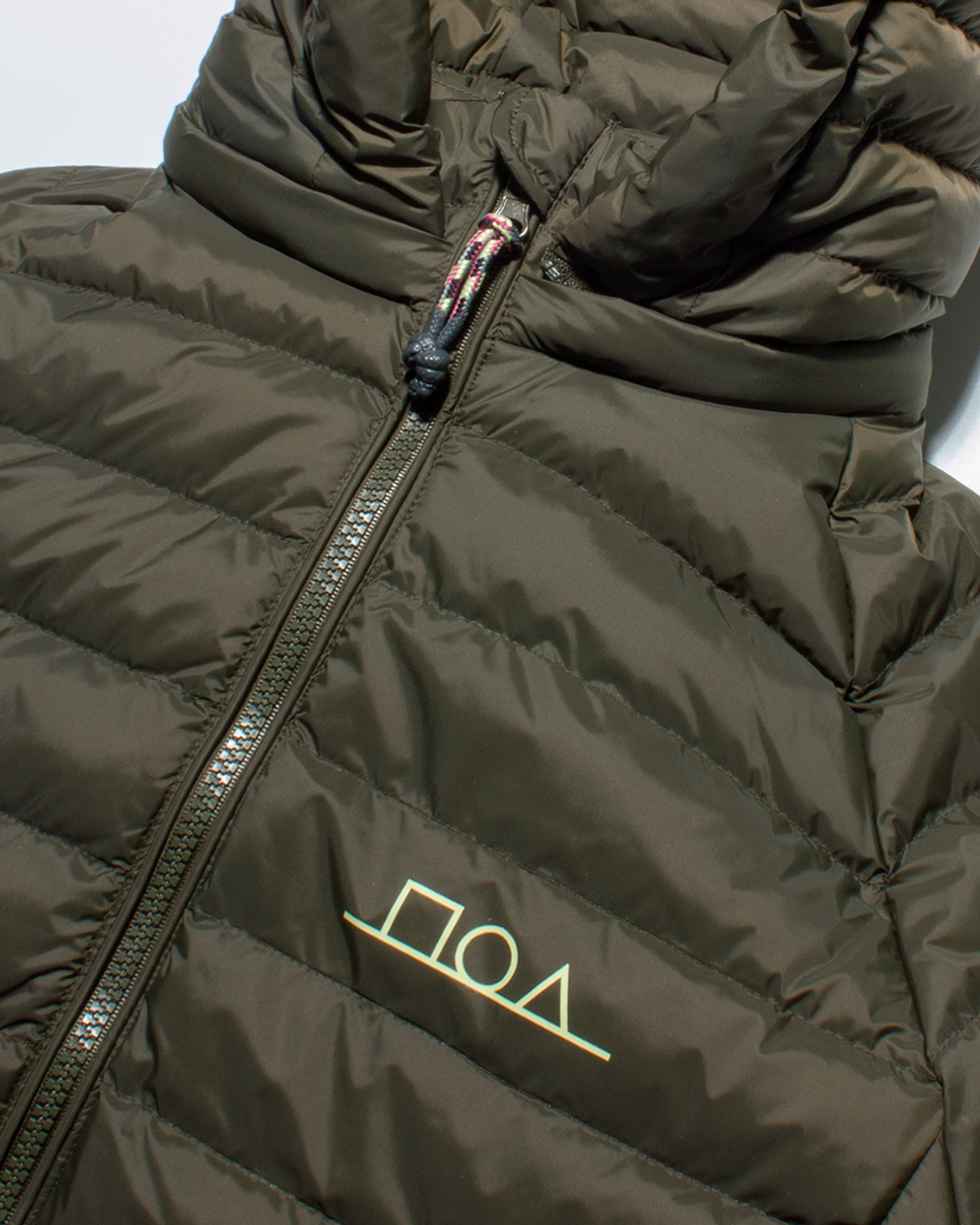 미디엄스(MEDIUMS) Geometric Logo Light Weight Puffer Jacket - Olive(도형 로고 라이트 웨이트 패딩 자켓)