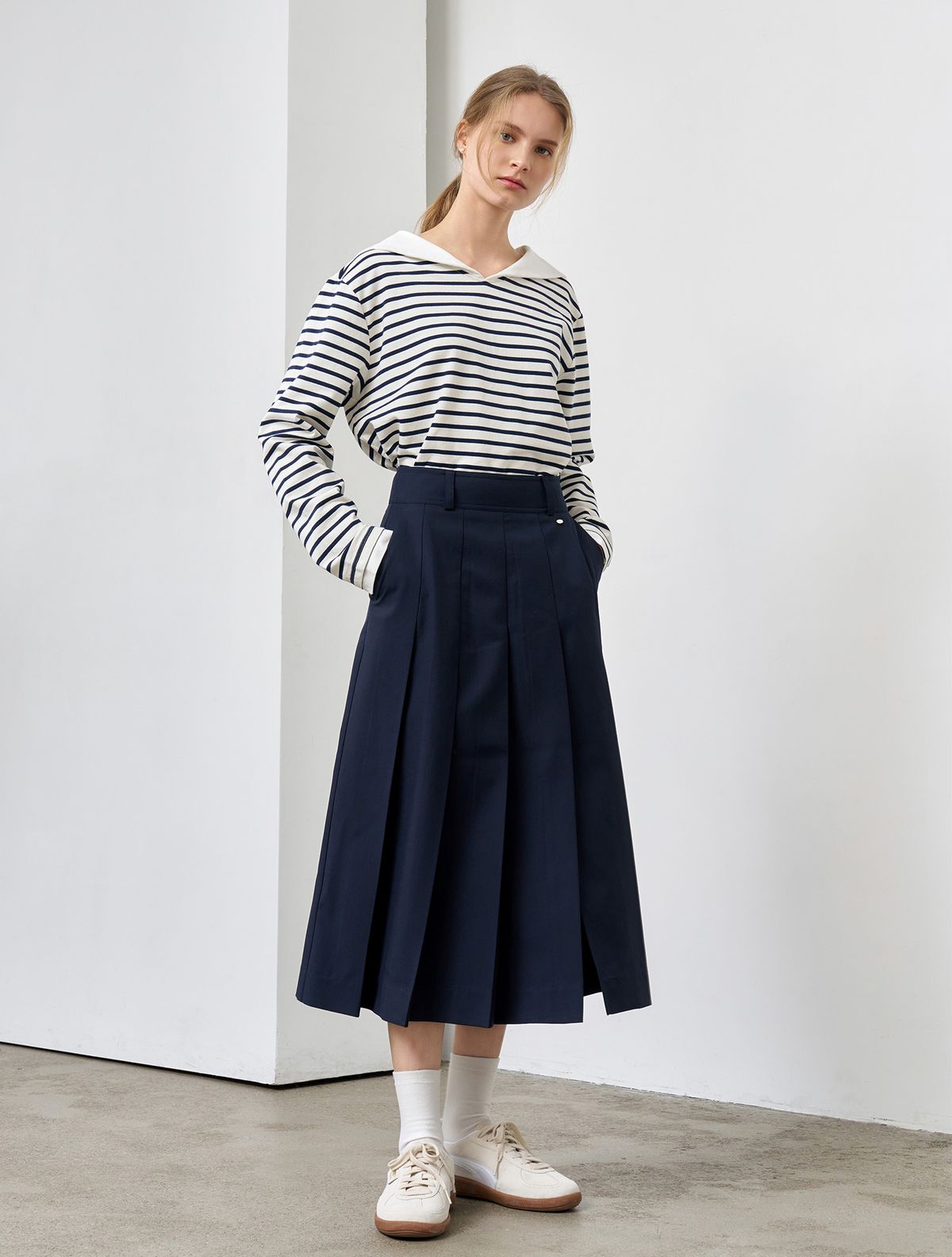 제너럴아이디어(GENERALIDEA) 볼드 플리츠 롱스커트 [NAVY] / WBE1L13502