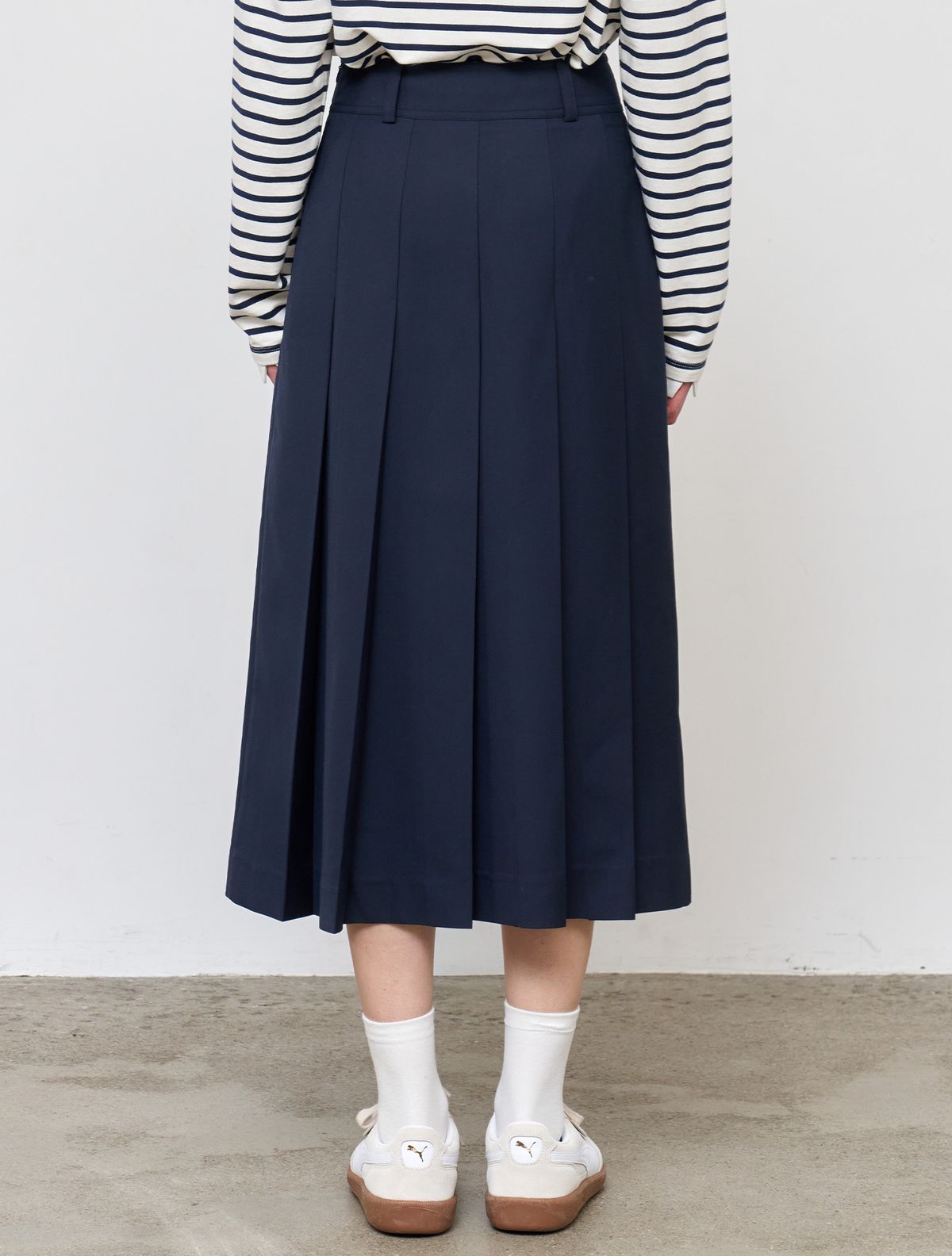 제너럴아이디어(GENERALIDEA) 볼드 플리츠 롱스커트 [NAVY] / WBE1L13502