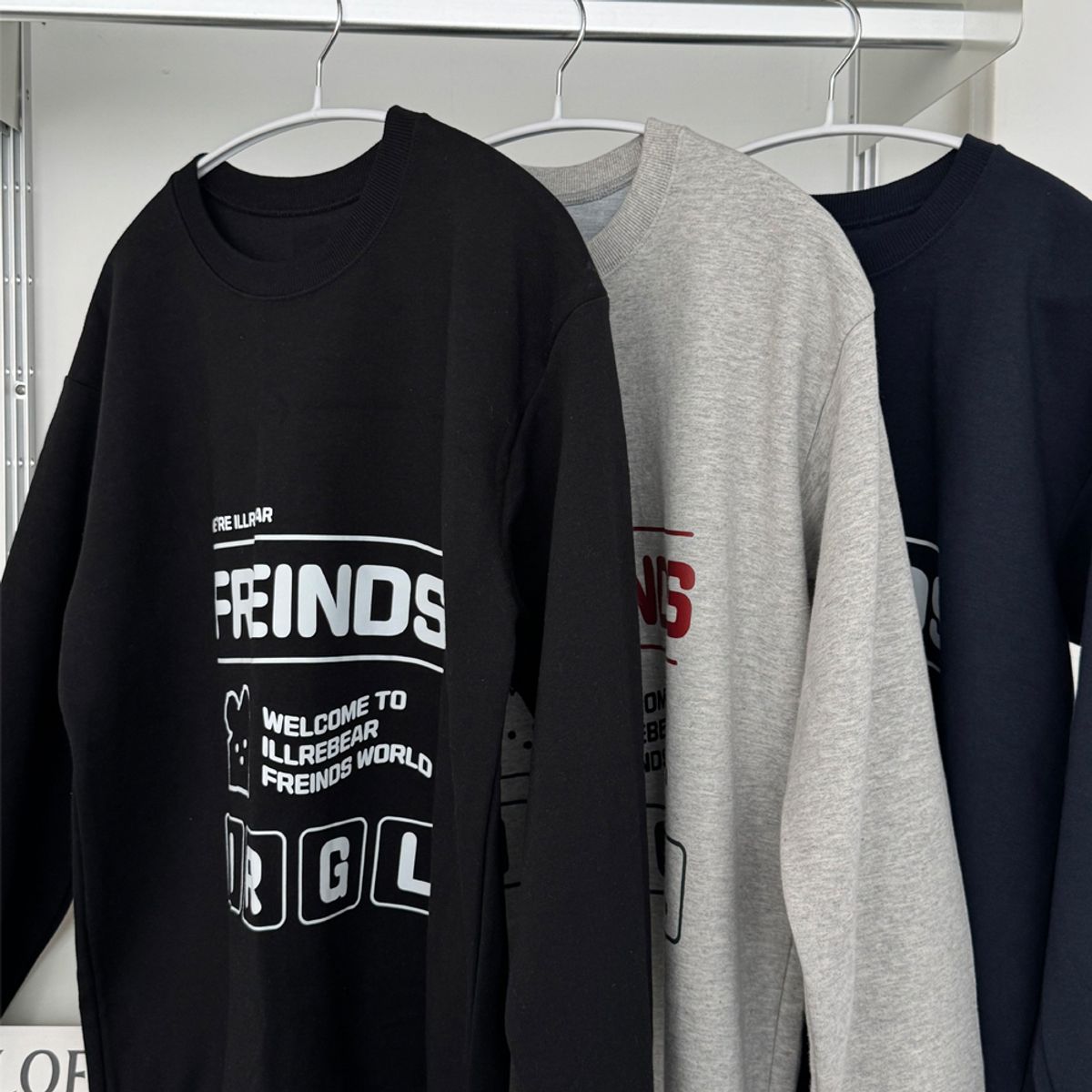 일레갈로(ILLREGALO) IRGL 일러스트 스탠다드핏 맨투맨 _3COLOR