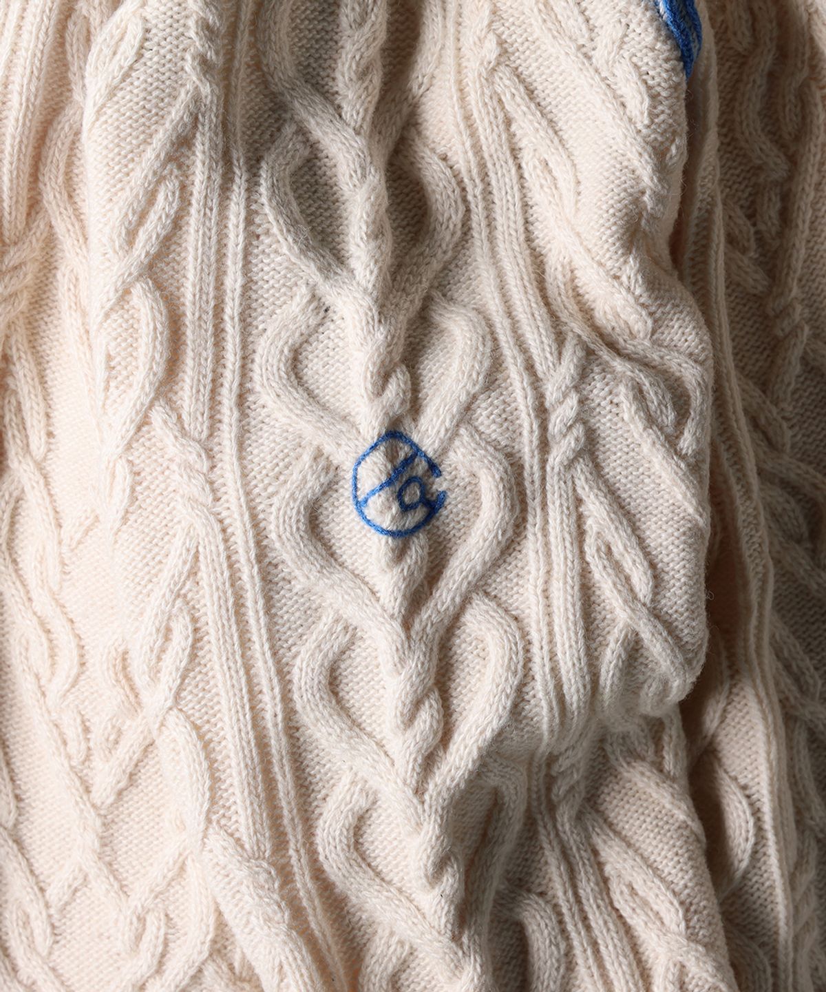더왈드(THEWARLD) EMBROIDERY LOGO SWEATER IVORY/BLUE