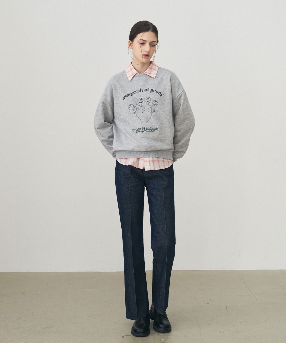 드로우핏 우먼(DRAWFIT WOMEN) 피오니 그래픽 스웨트셔츠 [CHARCOAL]