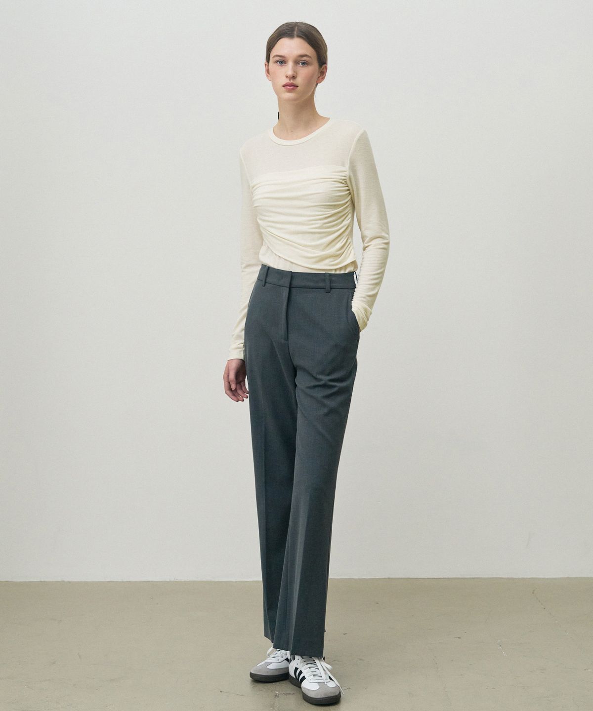 드로우핏 우먼(DRAWFIT WOMEN) 셔링 드레이프 롱 슬리브 티셔츠 [IVORY]