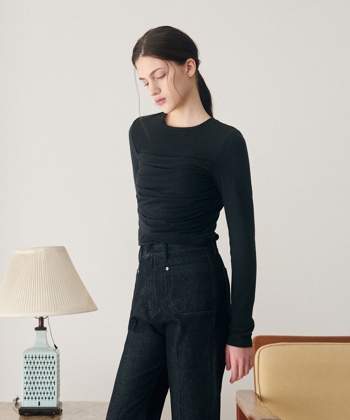 드로우핏 우먼(DRAWFIT WOMEN) 셔링 드레이프 롱 슬리브 티셔츠 [BLACK]