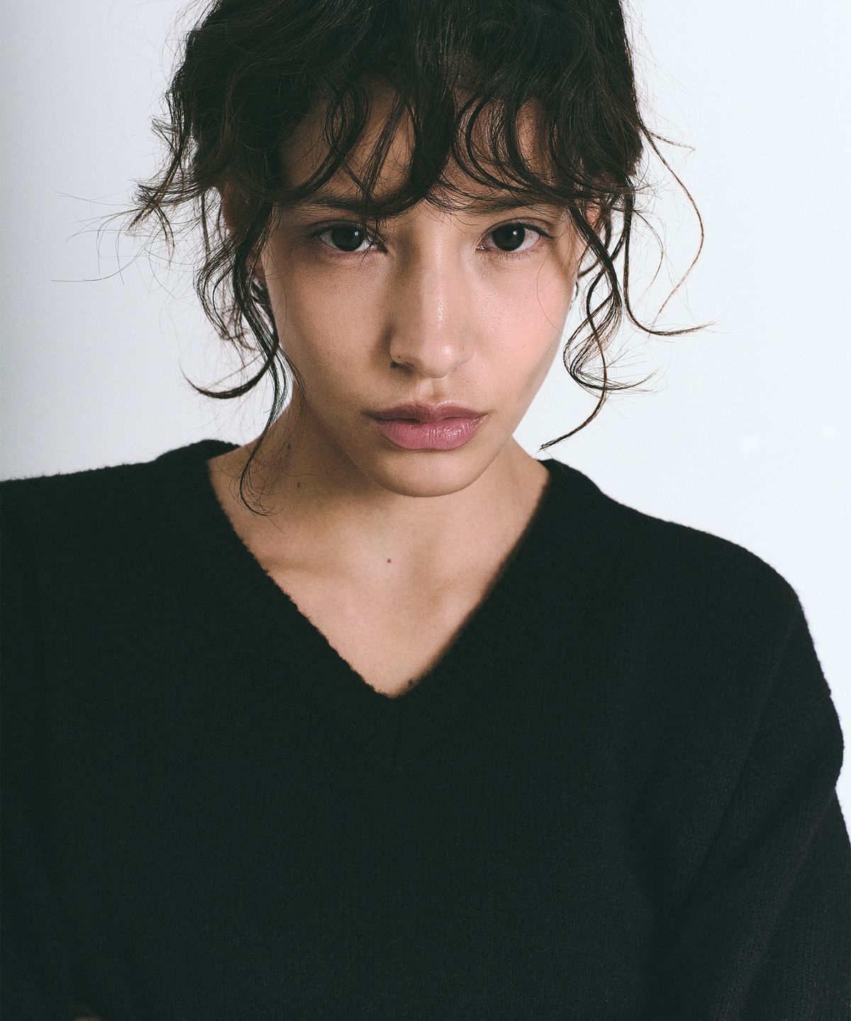 닉앤니콜(NICK&NICOLE) [ESSENTIAL] CLASSICAL SOFT V SWEATER_BLACK
