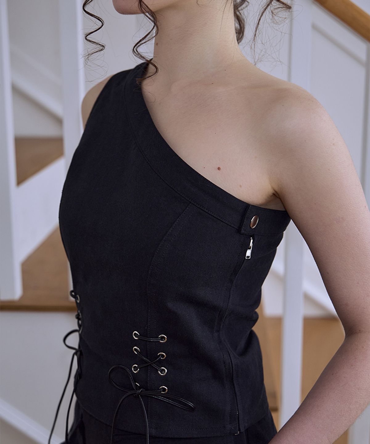 로제프란츠(ROSEFRANTZ) Unbalance Eyelet Top [Black]