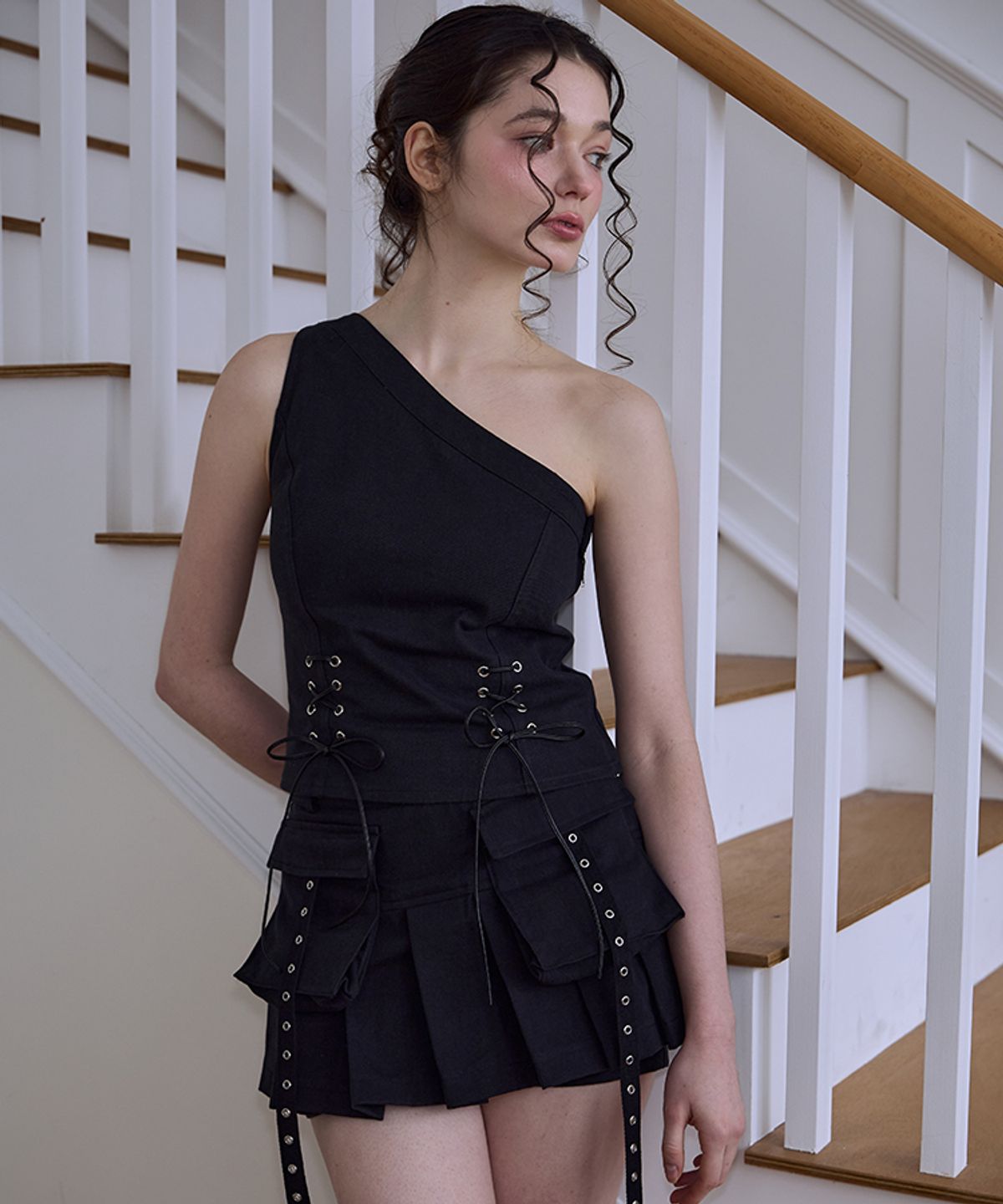 로제프란츠(ROSEFRANTZ) Unbalance Eyelet Top [Black]