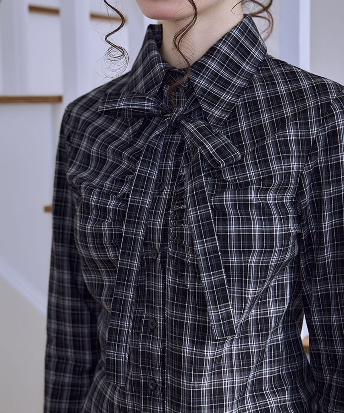 로제프란츠(ROSEFRANTZ) Check Shirring Tie Shirt [Black]