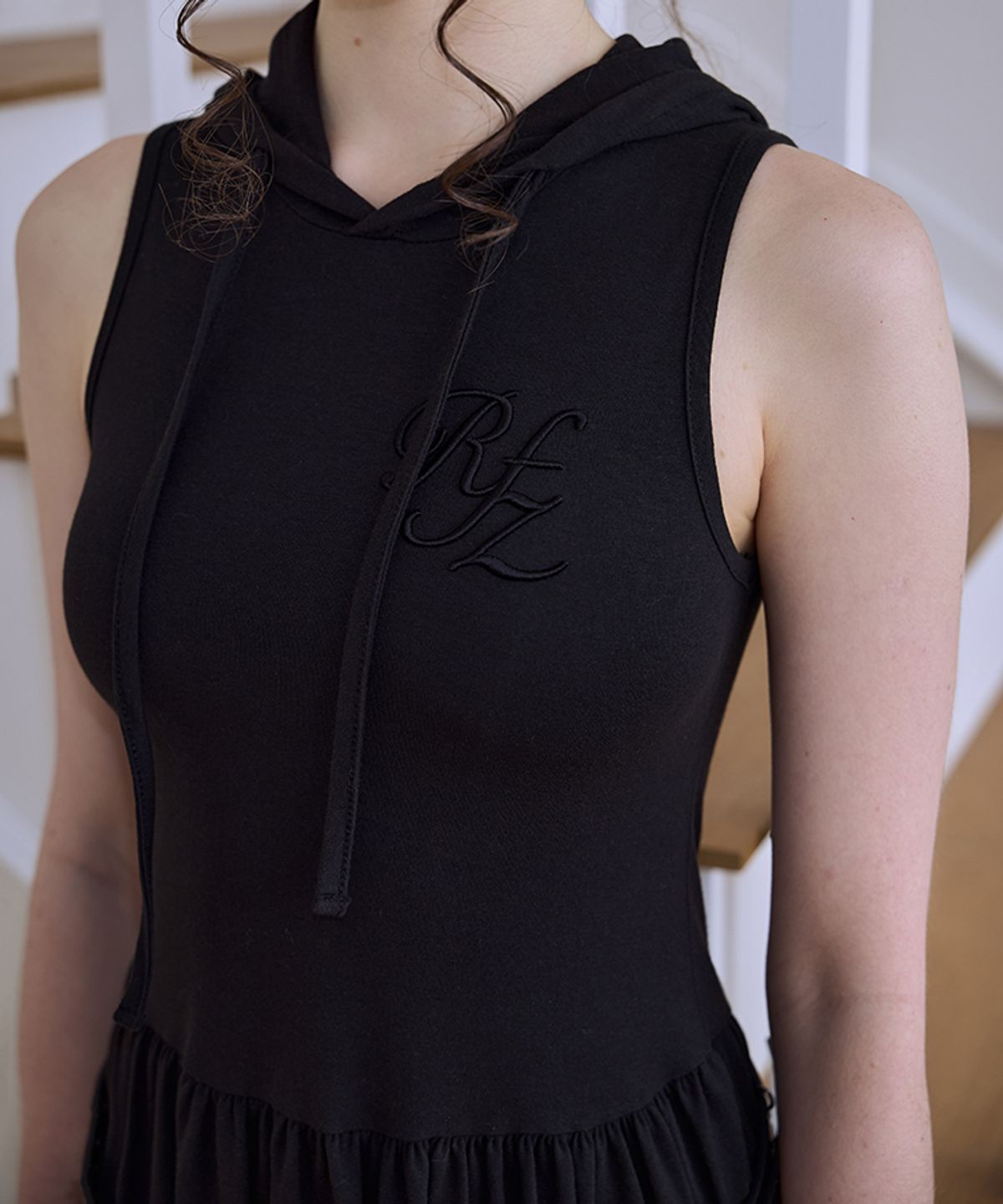 로제프란츠(ROSEFRANTZ) Sleeveless Hood Mini Dress [Black]