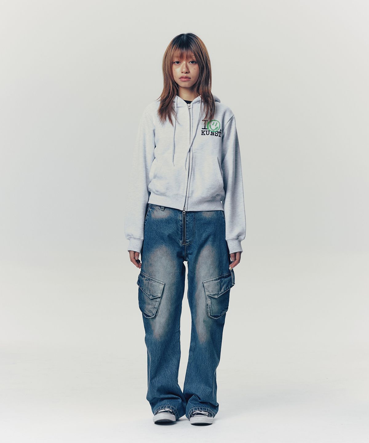이스트쿤스트(ISTKUNST) I SMILEY KUNST CROP HOOD ZIP UP_LIGHT GREY(IK2FSMM483A)