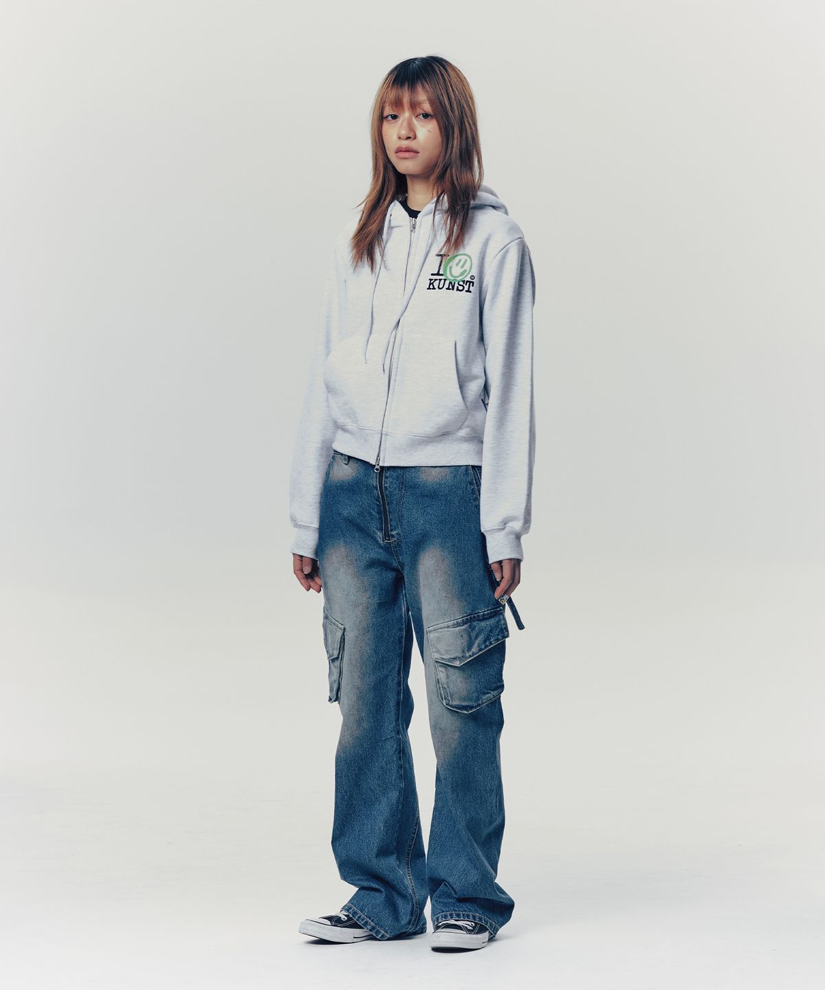 이스트쿤스트(ISTKUNST) I SMILEY KUNST CROP HOOD ZIP UP_LIGHT GREY(IK2FSMM483A)