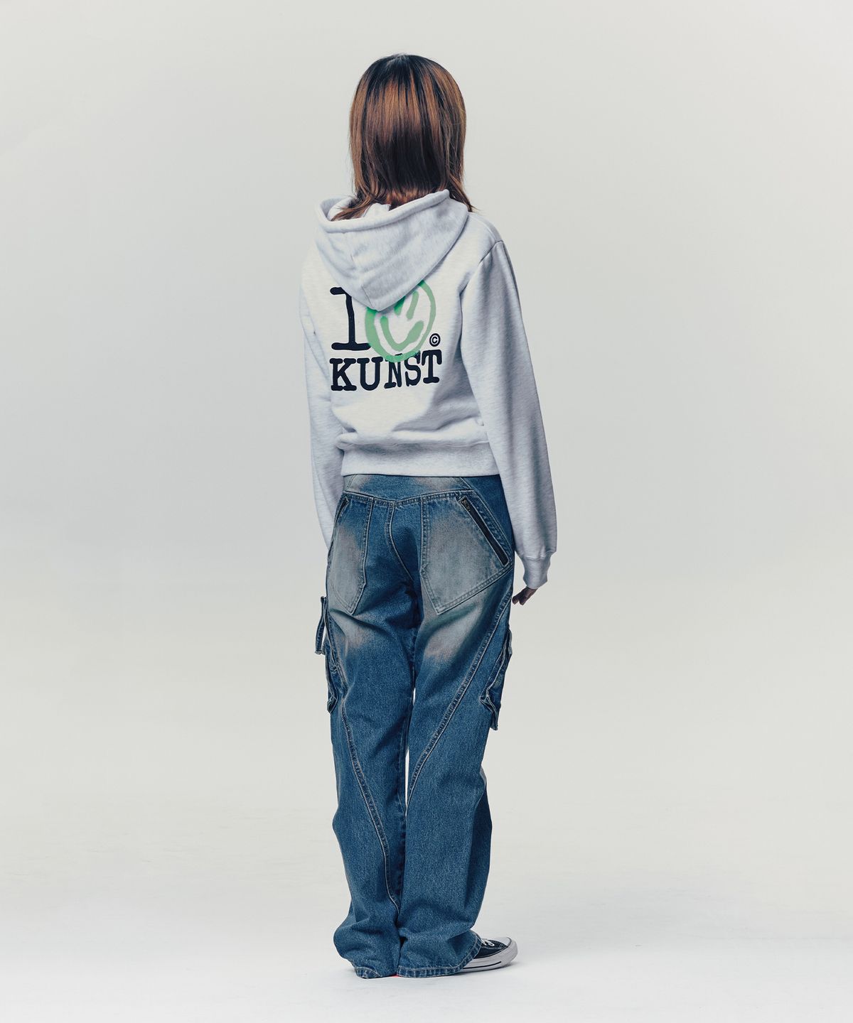 이스트쿤스트(ISTKUNST) I SMILEY KUNST CROP HOOD ZIP UP_LIGHT GREY(IK2FSMM483A)