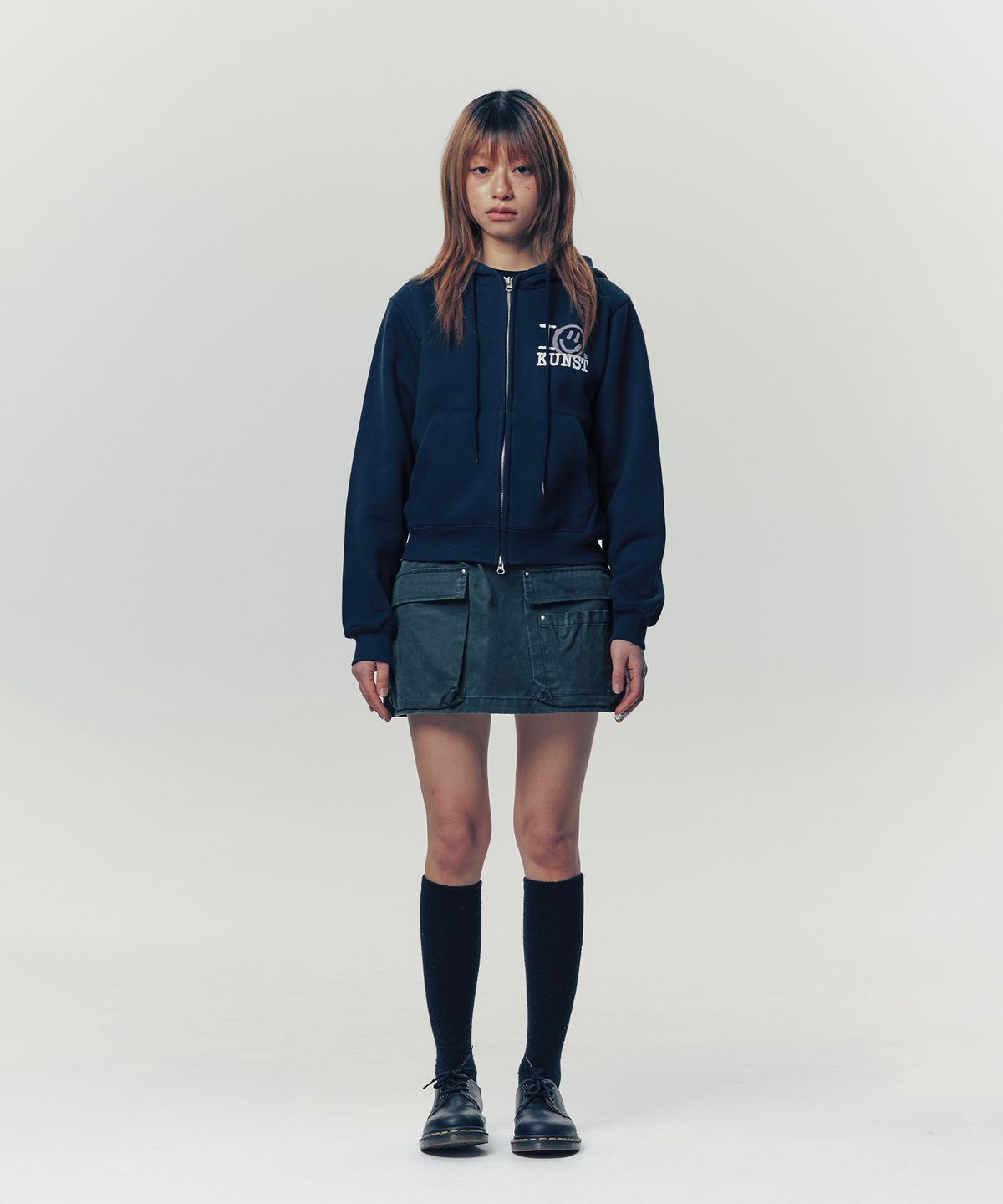 이스트쿤스트(ISTKUNST) I SMILEY KUNST CROP HOOD ZIP UP_NAVY(IK2FSMM483A)