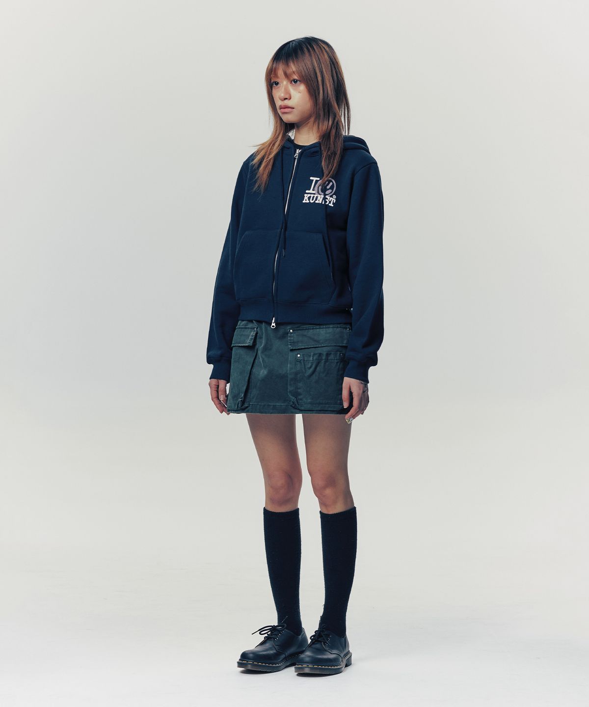 이스트쿤스트(ISTKUNST) I SMILEY KUNST CROP HOOD ZIP UP_NAVY(IK2FSMM483A)