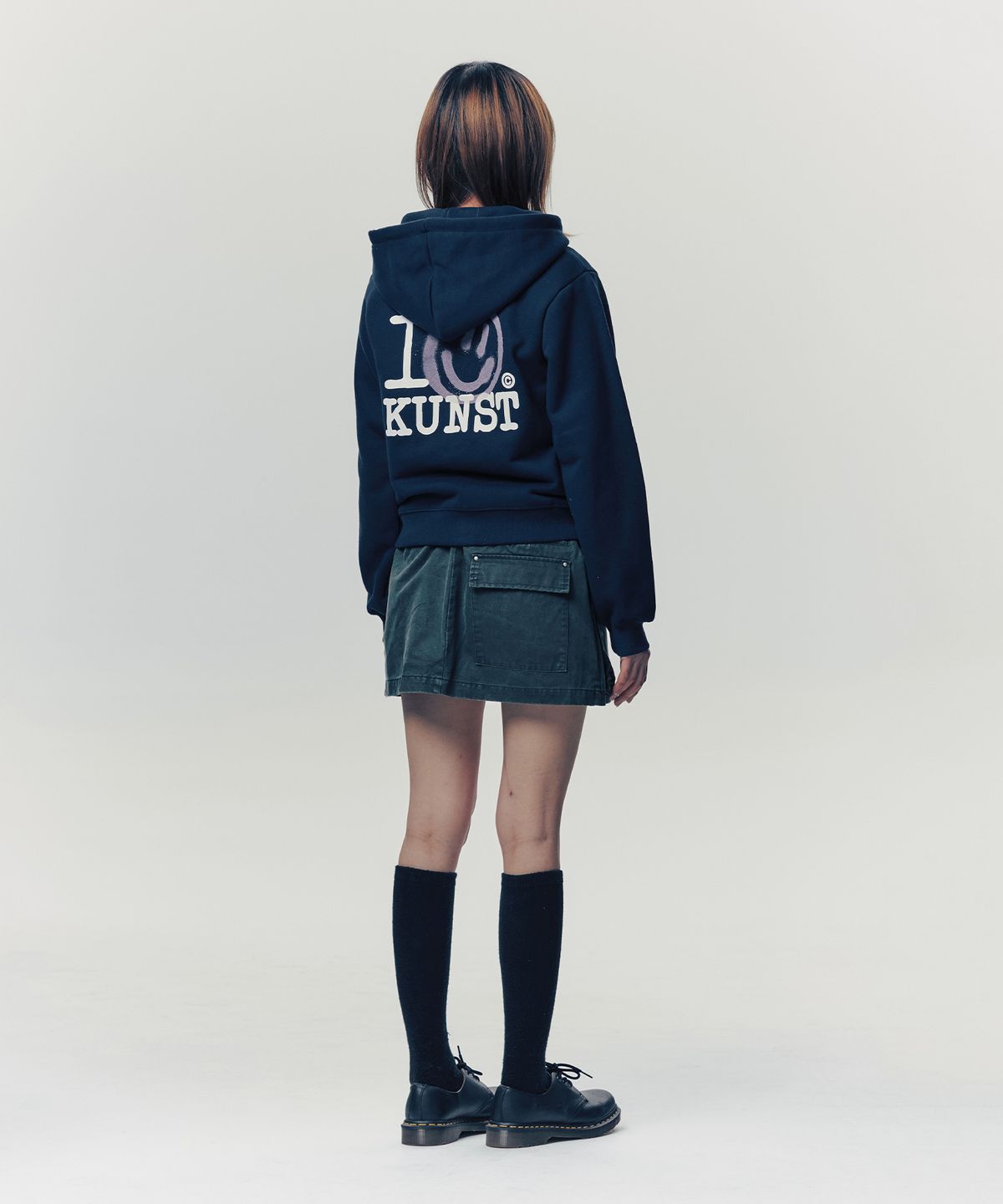 이스트쿤스트(ISTKUNST) I SMILEY KUNST CROP HOOD ZIP UP_NAVY(IK2FSMM483A)