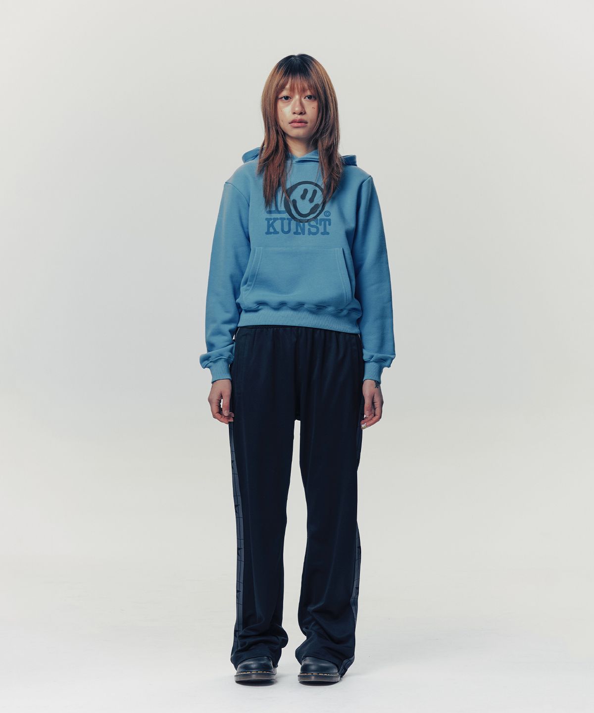 이스트쿤스트(ISTKUNST) I SMILEY KUNST HOODIE_LIGHT BLUE(IK2FSMM410A)