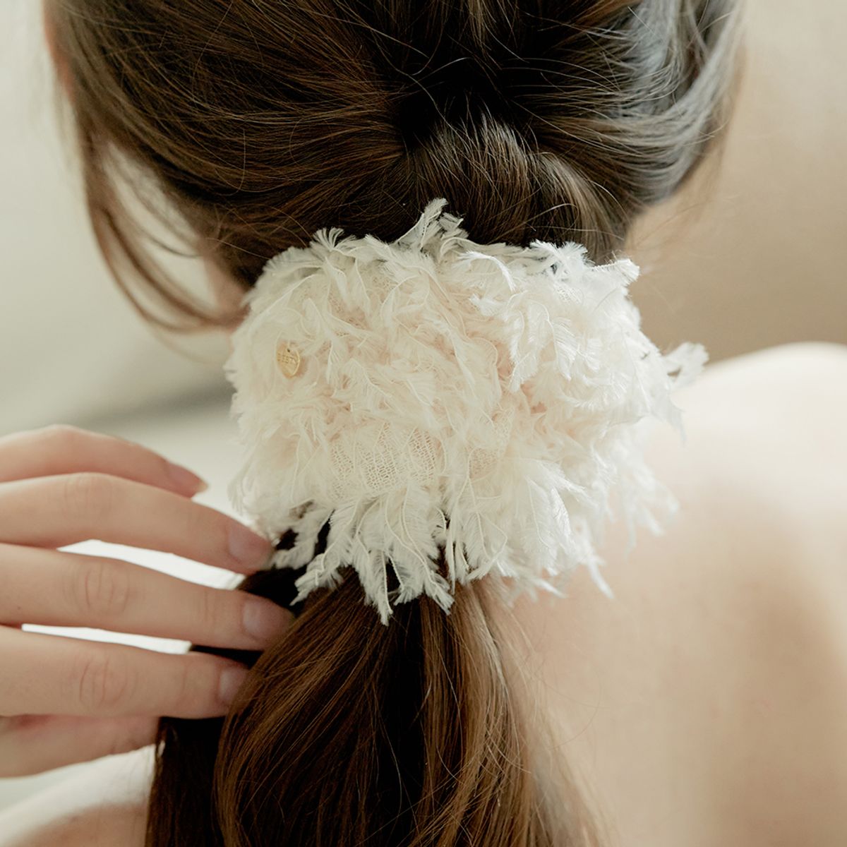 베스티(BESTY) 페더리크 헤어 스크런치 (Snow Flurry Hair Scrunchie)