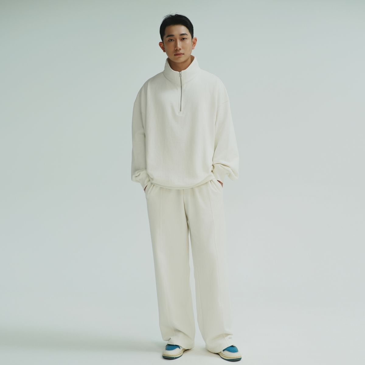 아키아(AKIA) 오버사이즈 하프짚업 스웨트셔츠  - 에센셜 컬렉션 [ 소이 크림 ]