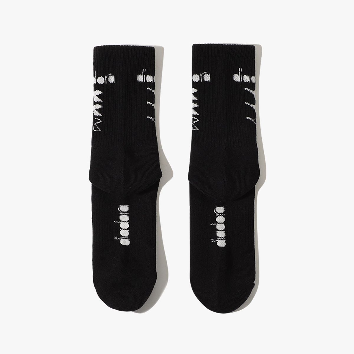 디아도라(diadora) 프리즈 패턴 쿼터 삭스 BLACK
