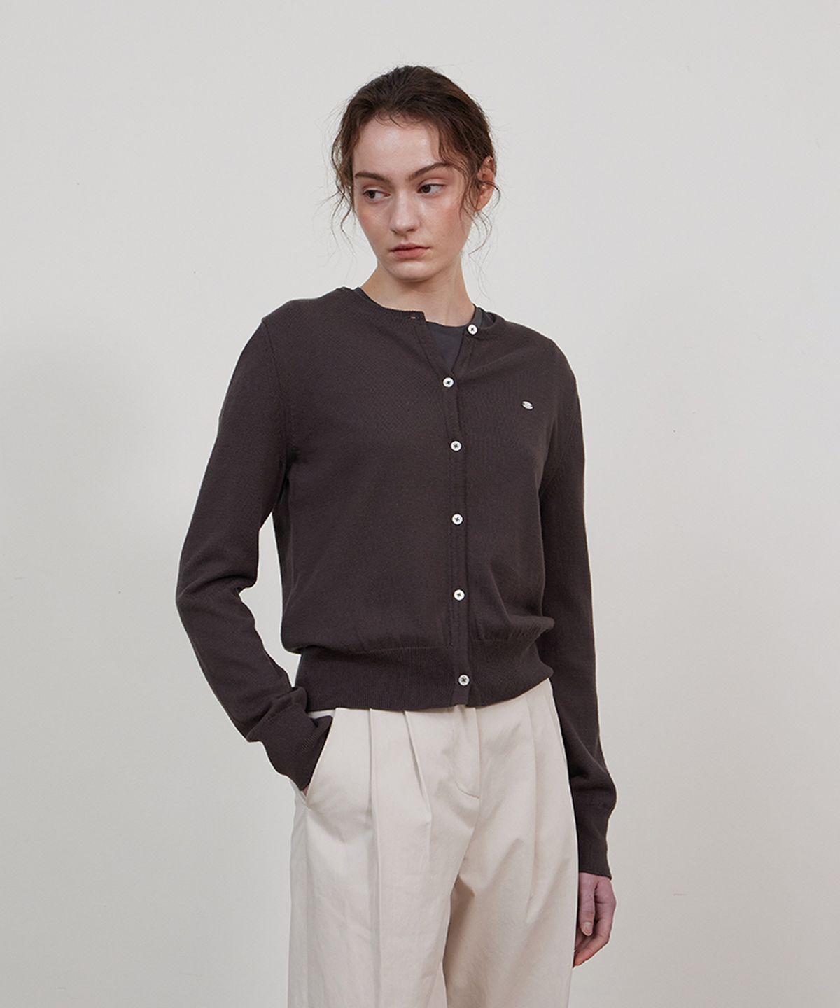 스텝어라운드(STEP AROUND) SOFT COTTON BASIC ROUND CARDIGAN_WARM CHARCOAL