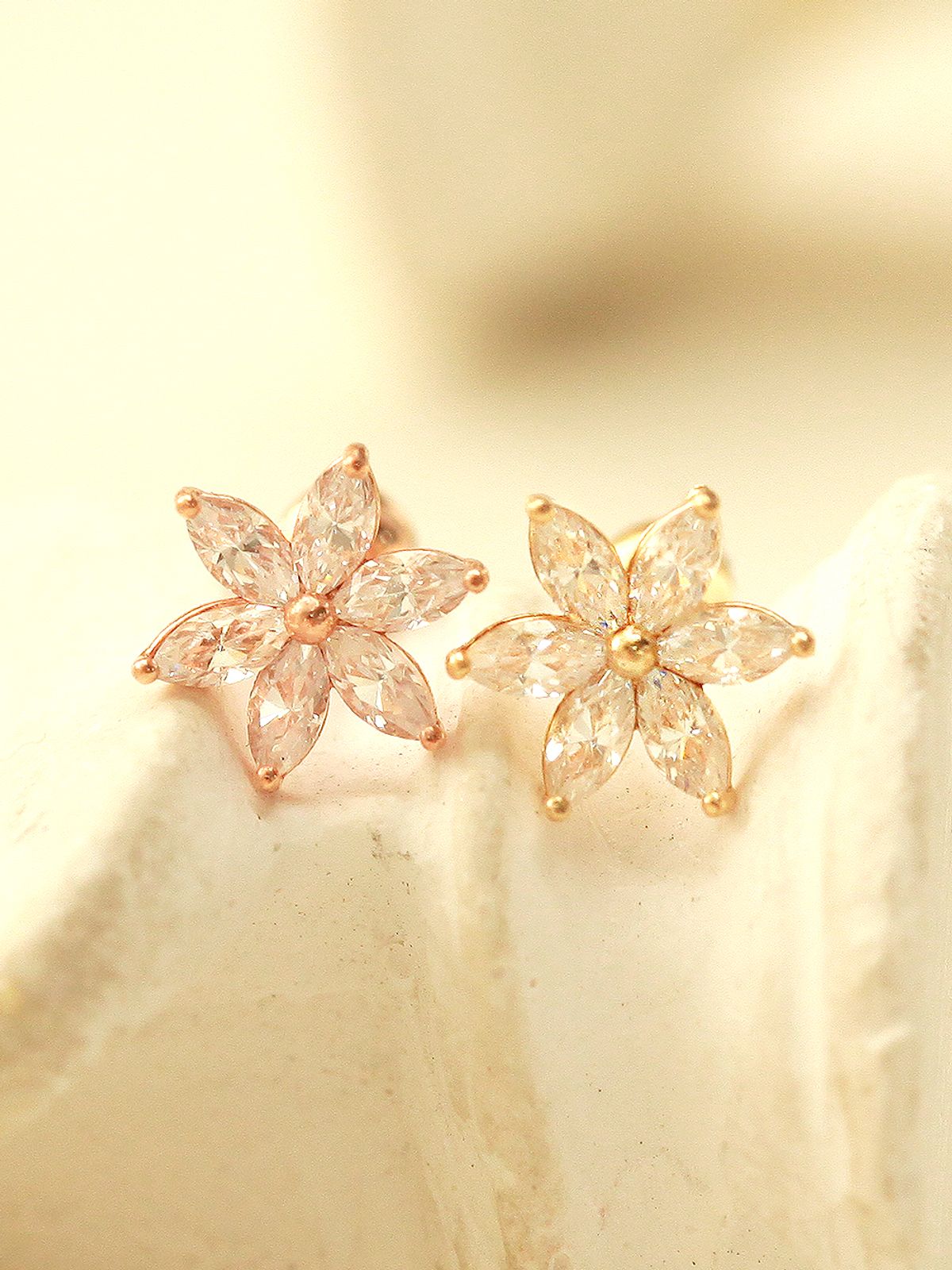 미니멀피어싱(MINIMALPIERCING) 14K 크리스탈 여섯꽃잎 플라워 피어싱 귀걸이