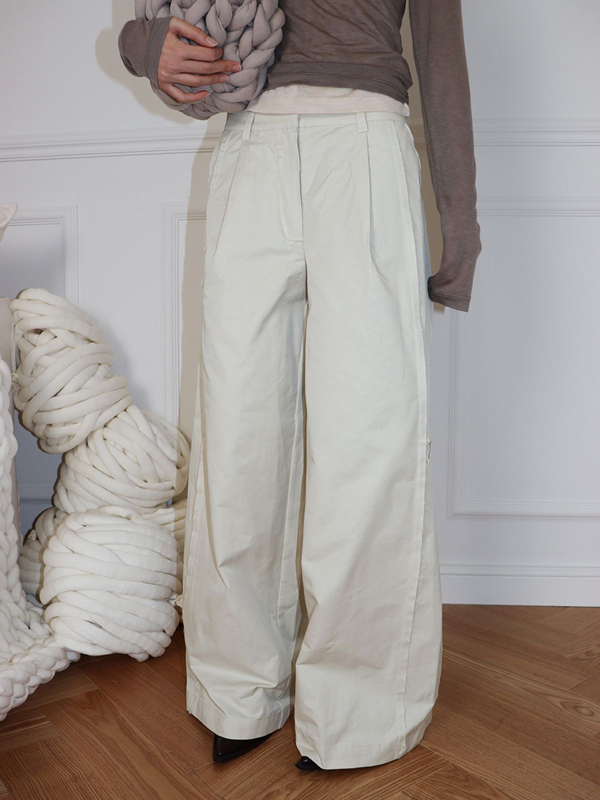 민더리(MEENDERI) BANDING PINTUCK WIDE PANTS - ASH BEIGE
