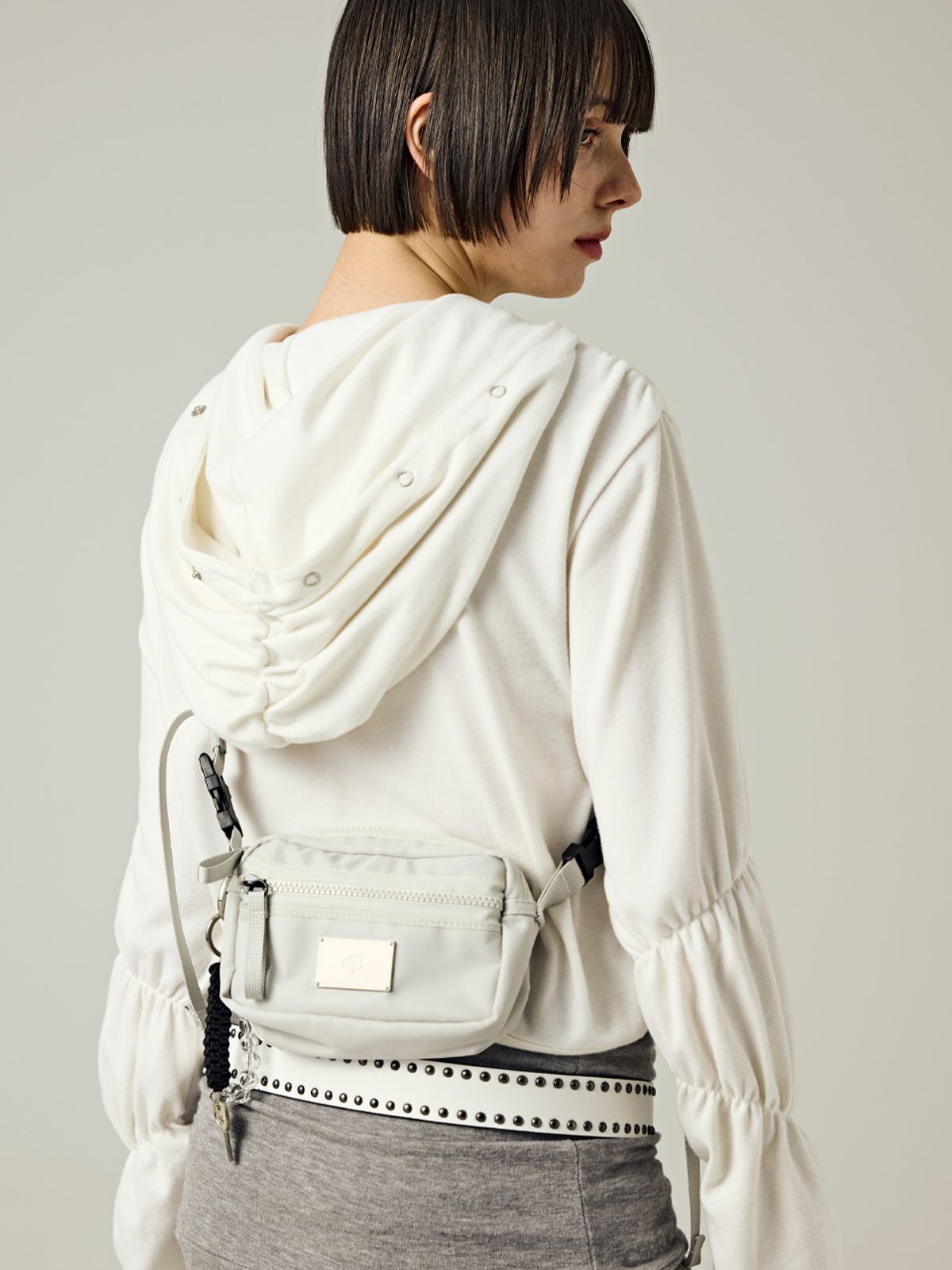 샐볼(SALBOL) SYMBOL NYLON SHAKOSH CROSS BAG [GRAY]