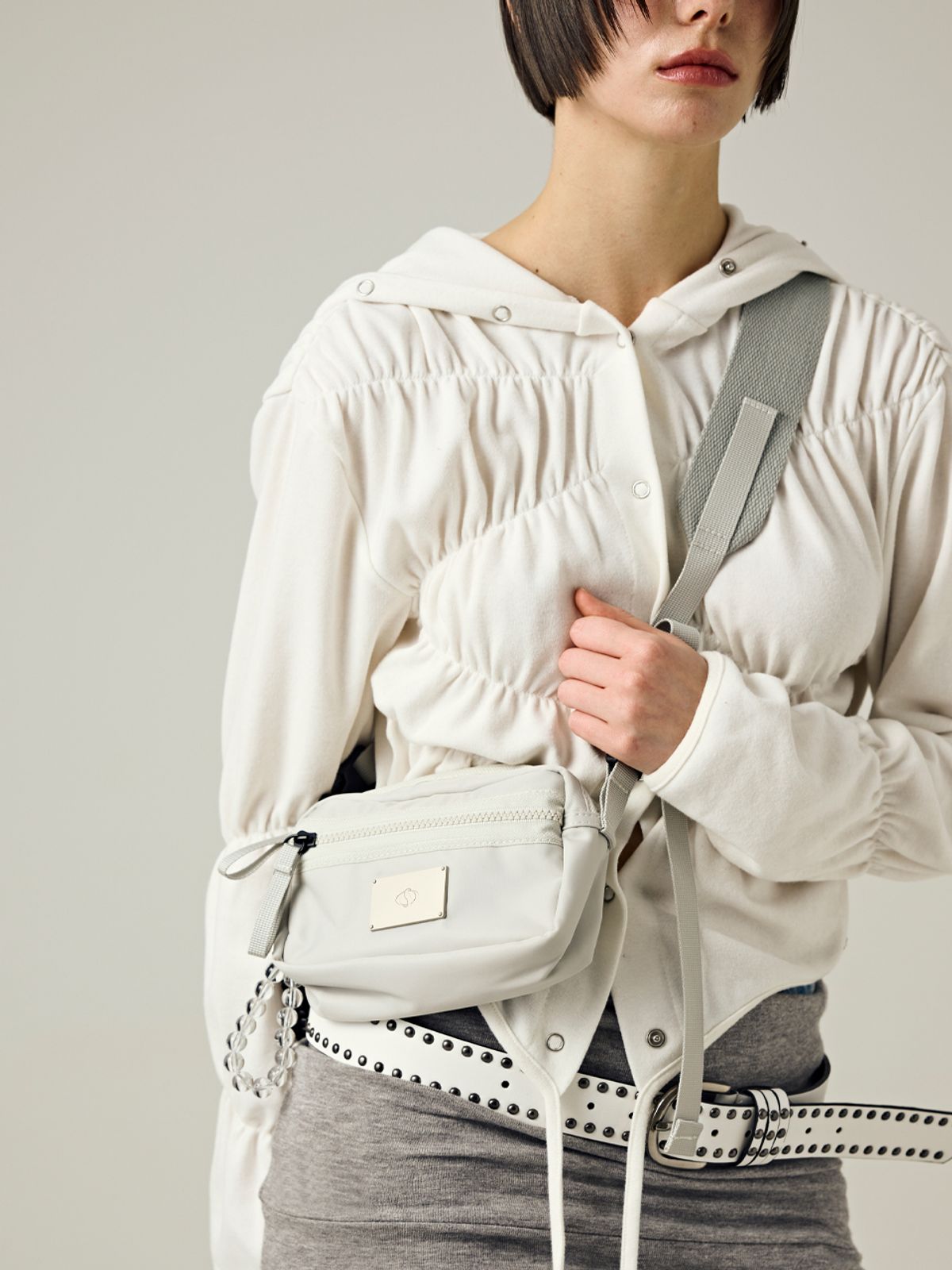 샐볼(SALBOL) SYMBOL NYLON SHAKOSH CROSS BAG [GRAY]
