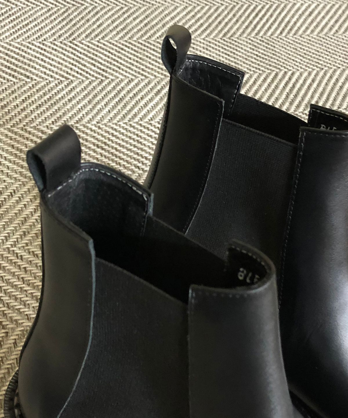 조앤슈(JOENSHOE) 킹 스퀘어 첼시부츠 블랙