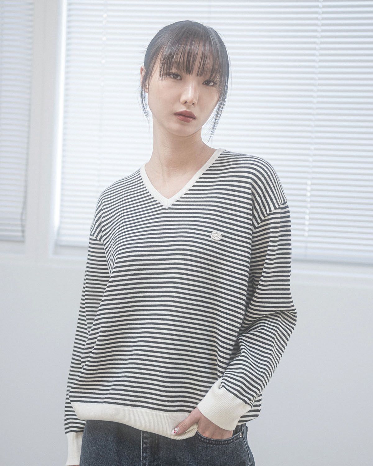 해비즘(HAVISM) ROSE STRIPE  V-NECK KNIT(IVORY)