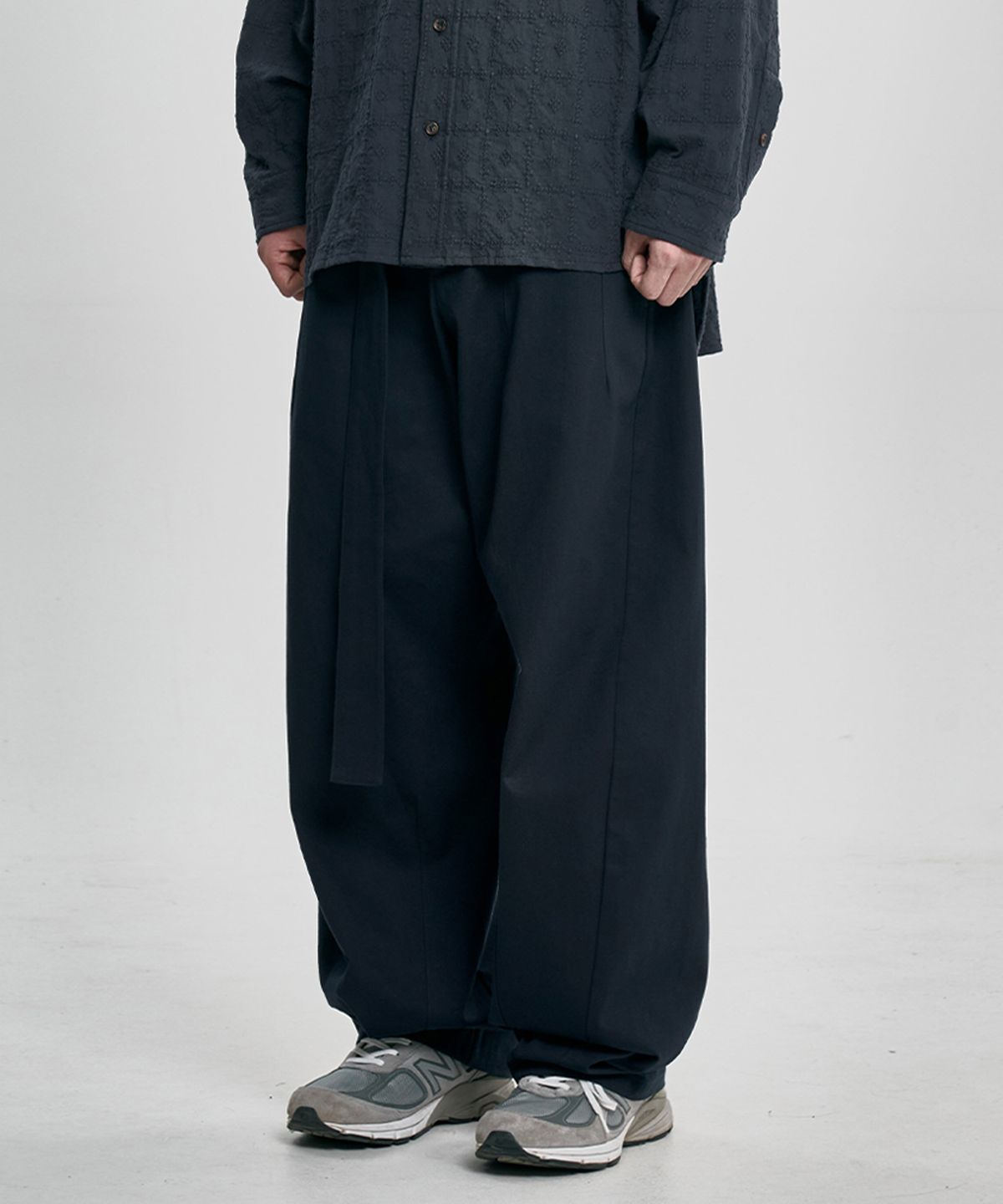 아조바이아조(AJOBYAJO) 3D Curved Pants [NAVY]
