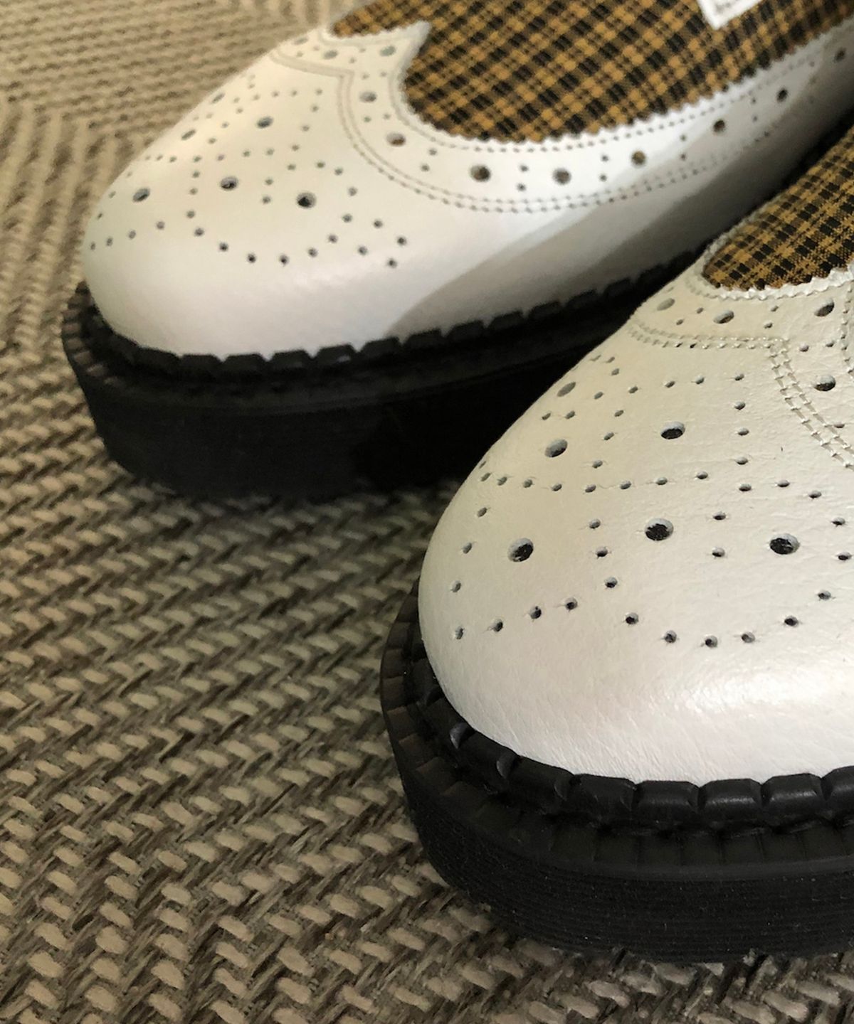 조앤슈(JOENSHOE) 허니체크 오플 콤비 오버솔 워커 화이트