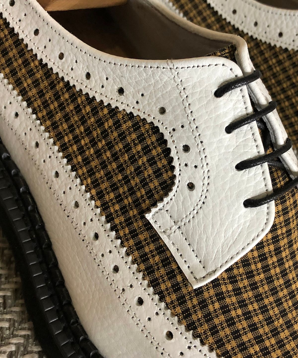 조앤슈(JOENSHOE) 허니체크 오플 콤비 오버솔 워커 화이트