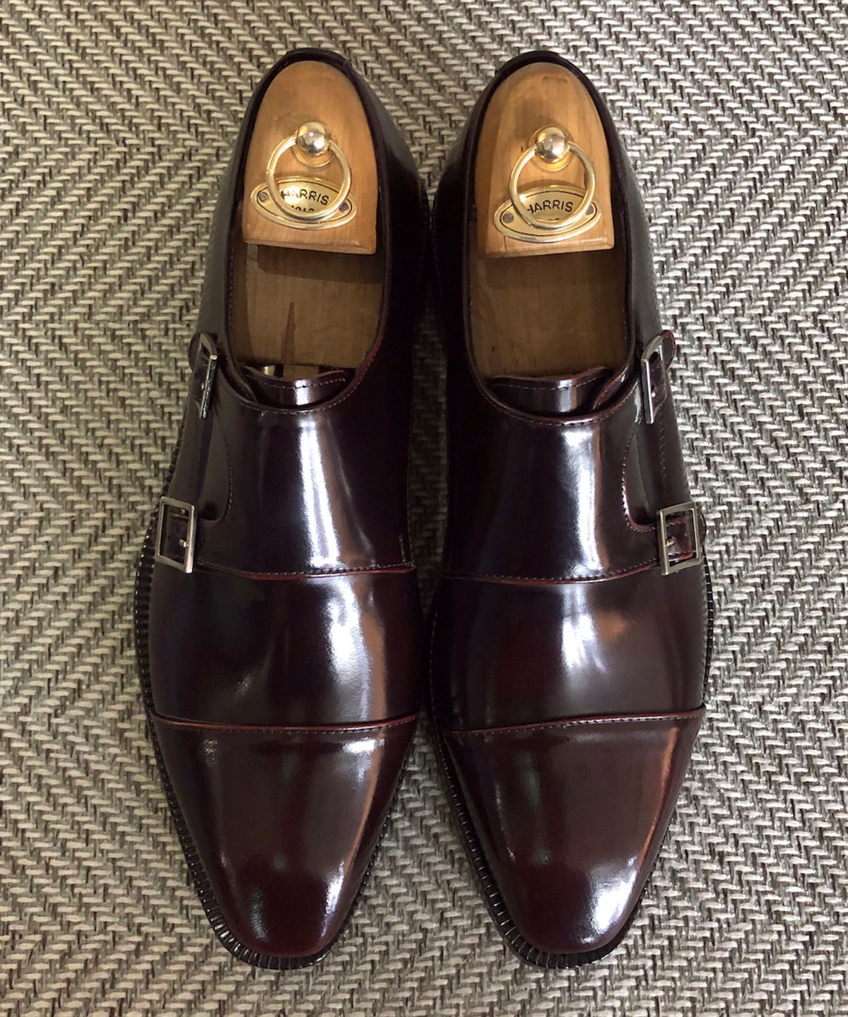 조앤슈(JOENSHOE) 르누아르 실버버클 몽크스트랩 다크와인