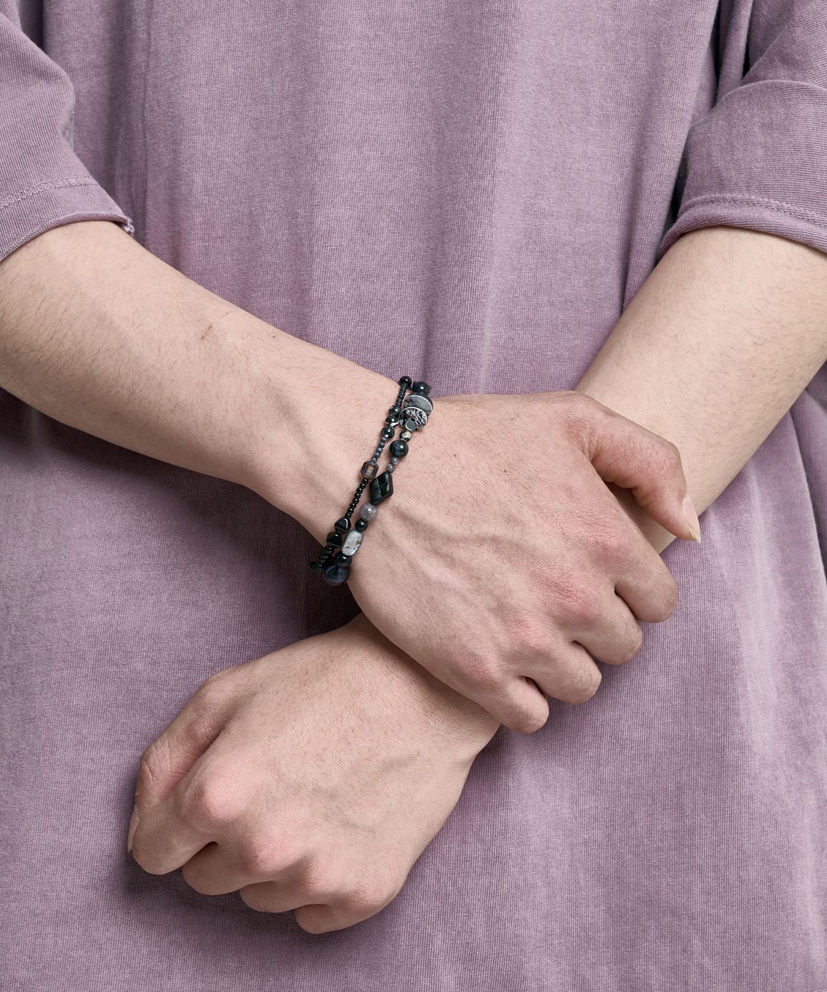아조바이아조(AJOBYAJO) Black Light Beads Layered Bracelet [BLACK]