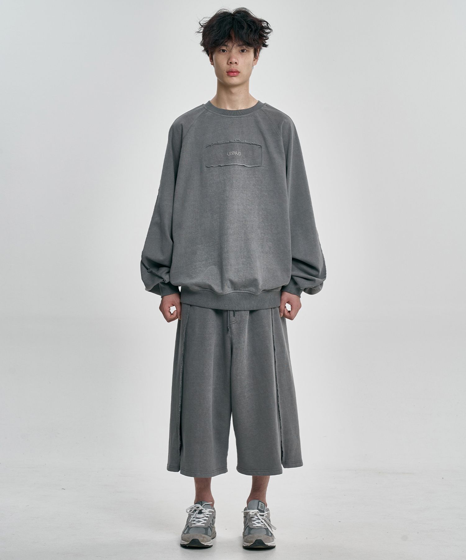 【AJO AJOBYAJO】25SS★ Raw Edge Batwing Sweatshirt MUSINSA | AJOBYAJO Raw Edge Batwing Sweatshirt [CHARCOAL]