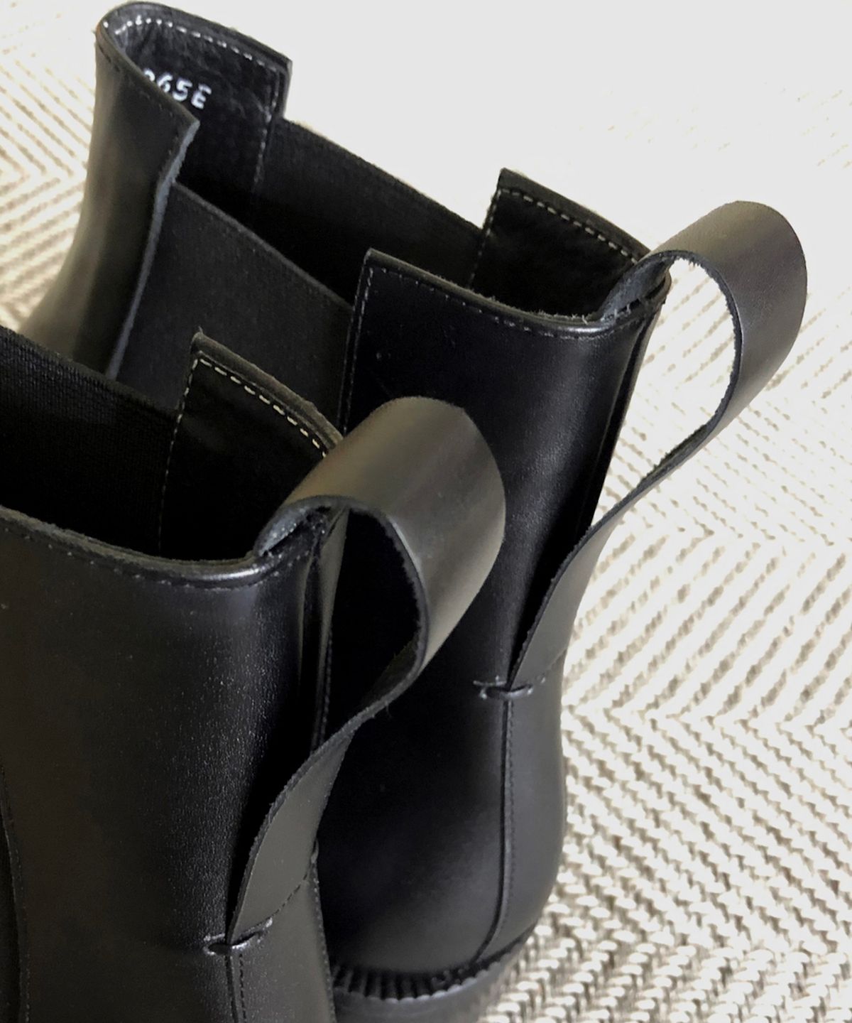 조앤슈(JOENSHOE) 톰브라 스트레이트팁 첼시부츠 블랙