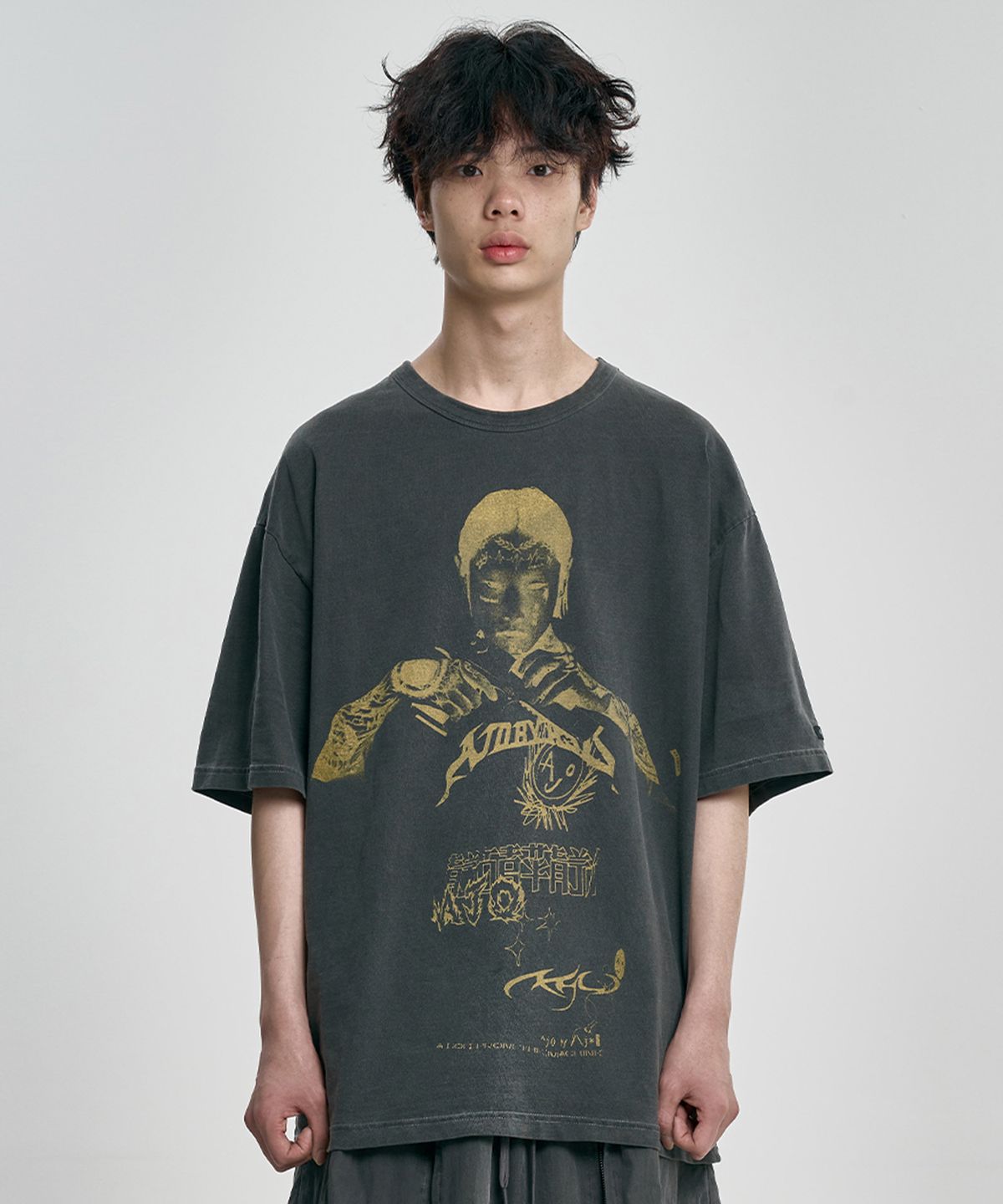 아조바이아조(AJOBYAJO) Pseudo Knight T-Shirt [CHARCOAL]