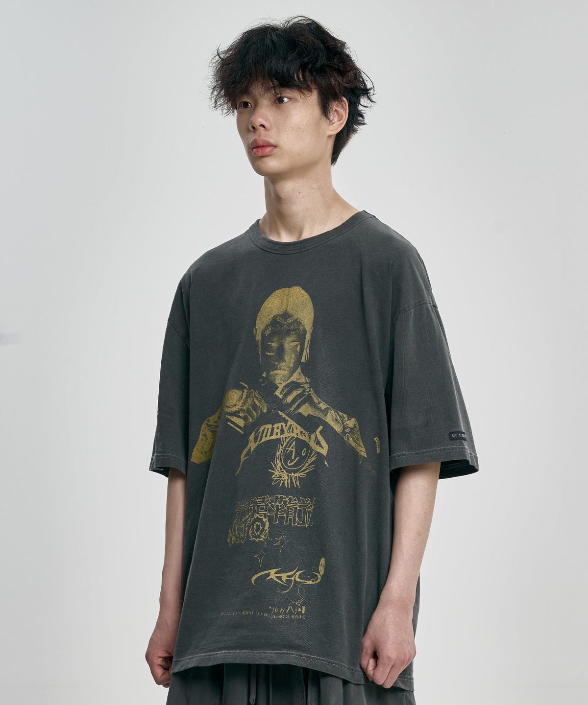 아조바이아조(AJOBYAJO) Pseudo Knight T-Shirt [CHARCOAL]