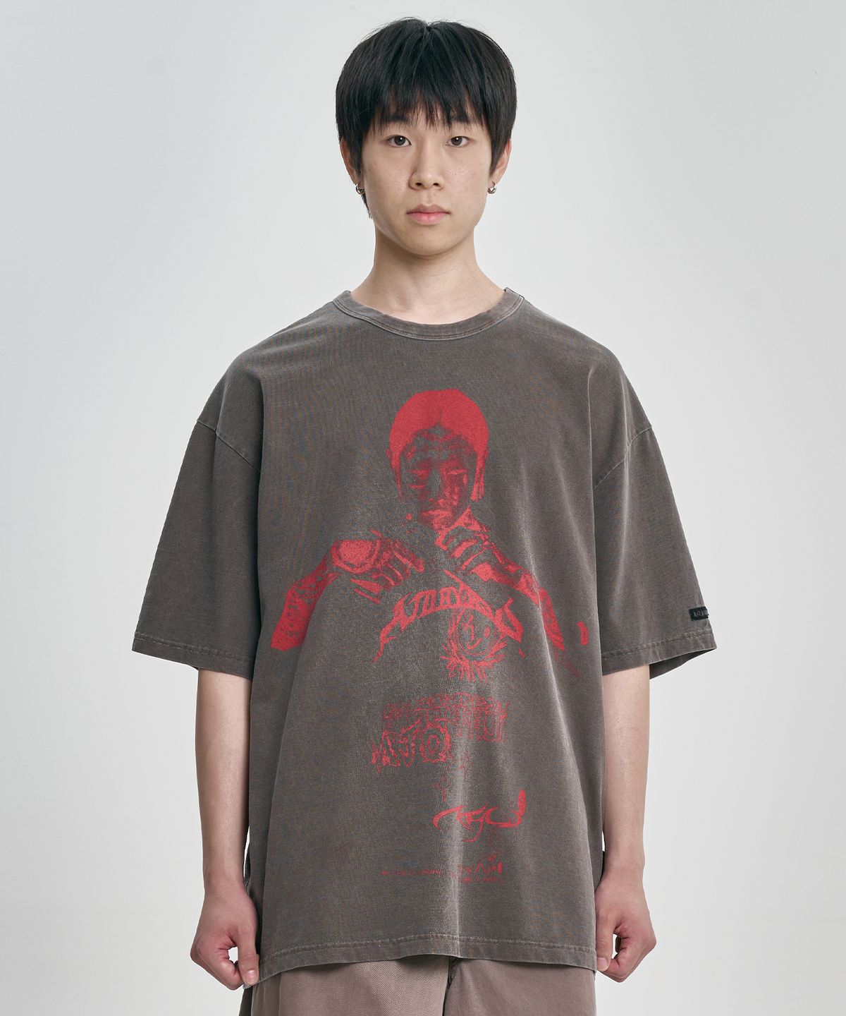 아조바이아조(AJOBYAJO) Pseudo Knight T-Shirt [DARK BROWN]