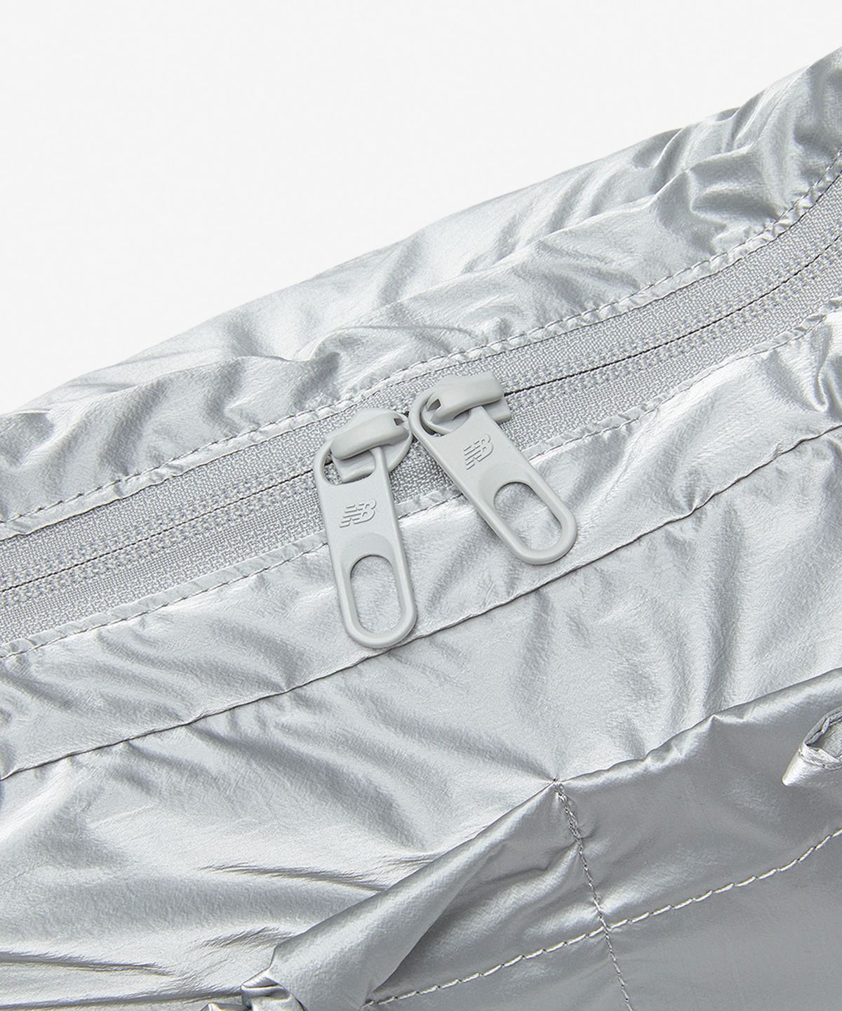뉴발란스(NEW BALANCE) NBGCFFW111 / 글로시 리본 호보백 (SILVER)