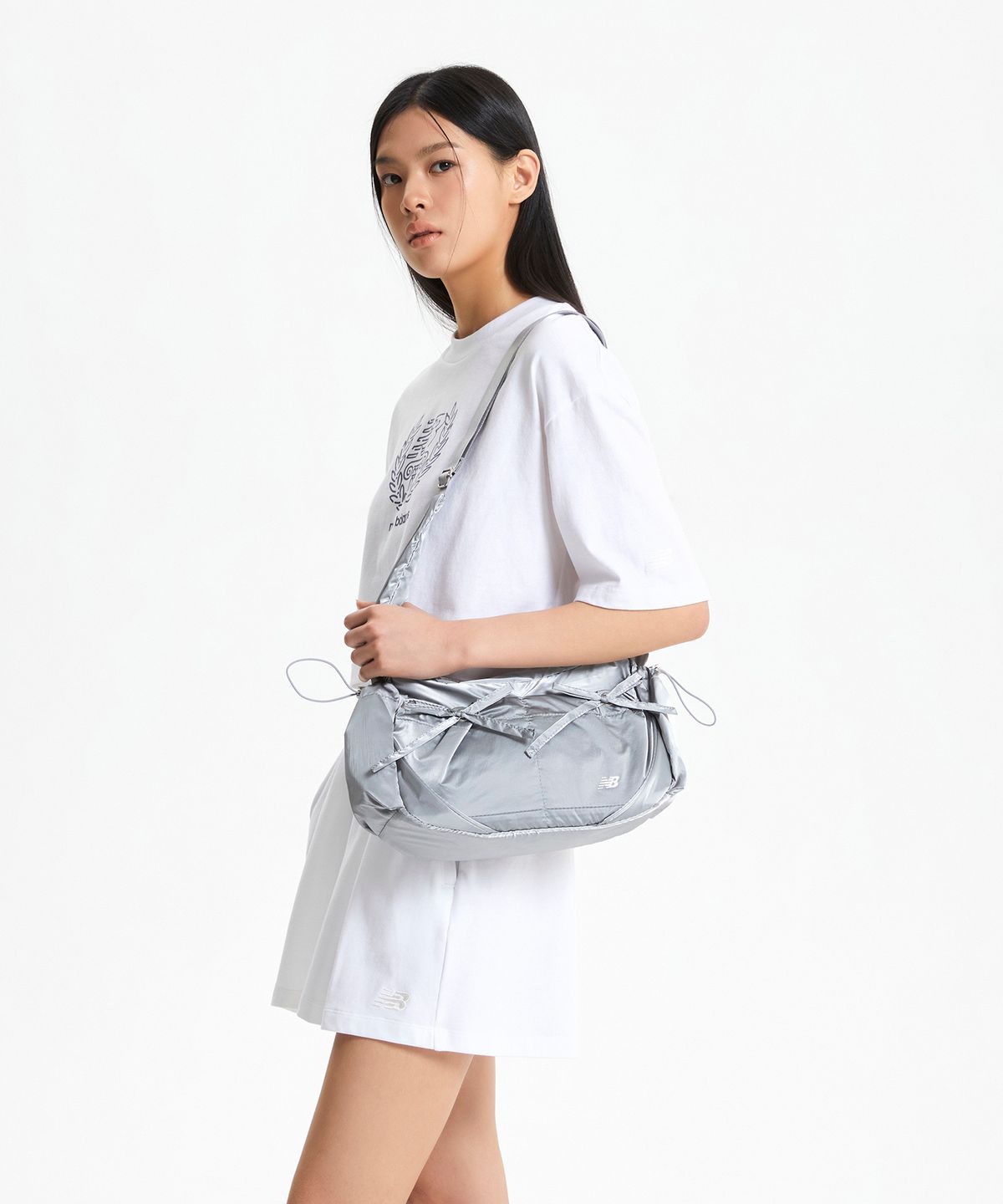 뉴발란스(NEW BALANCE) NBGCFFW111 / 글로시 리본 호보백 (SILVER)
