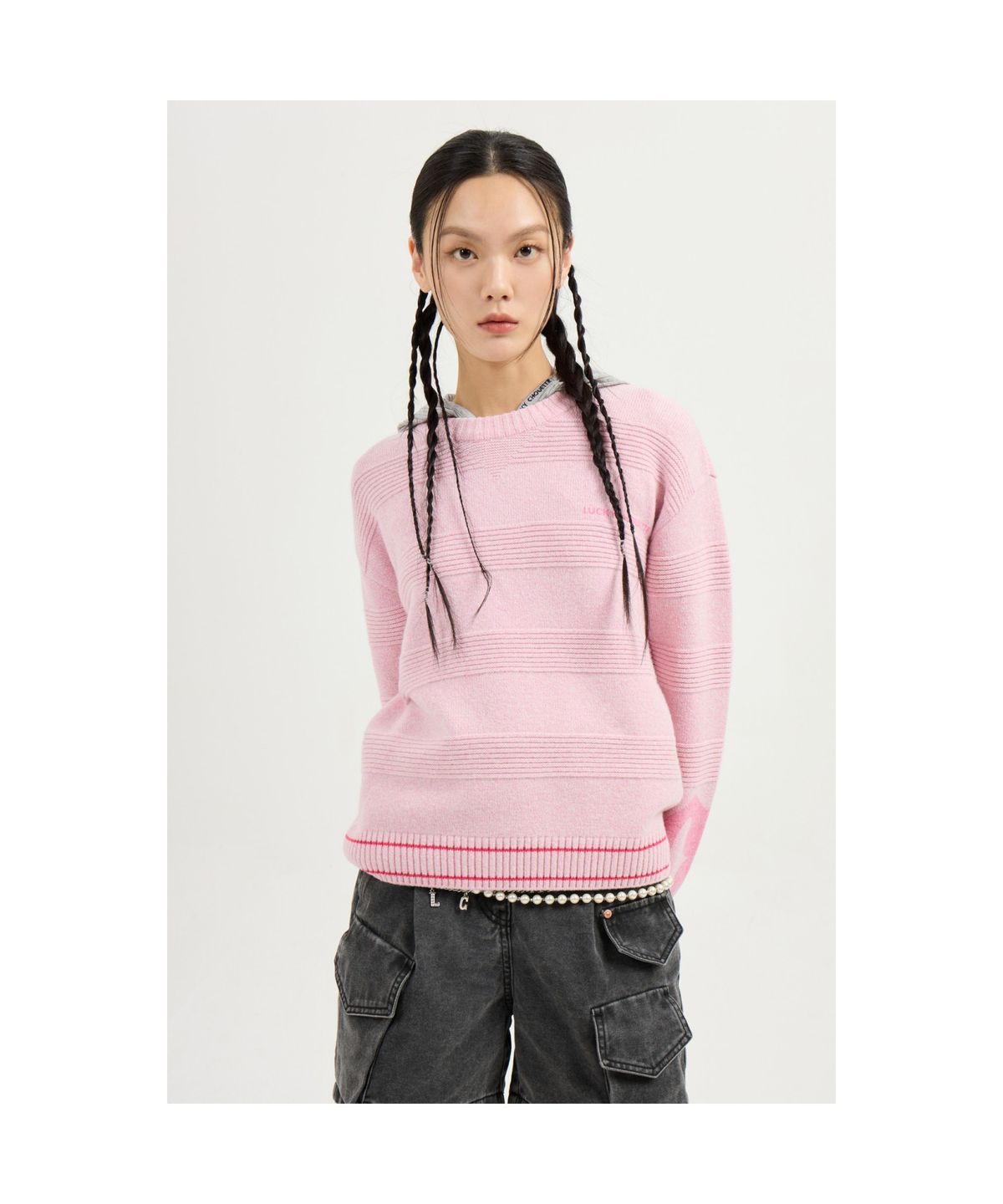 럭키슈에뜨(LUCKY CHOUETTE) Sleeve Emblem Printed Kni Pullover (light pink) LFWAS25110PIL