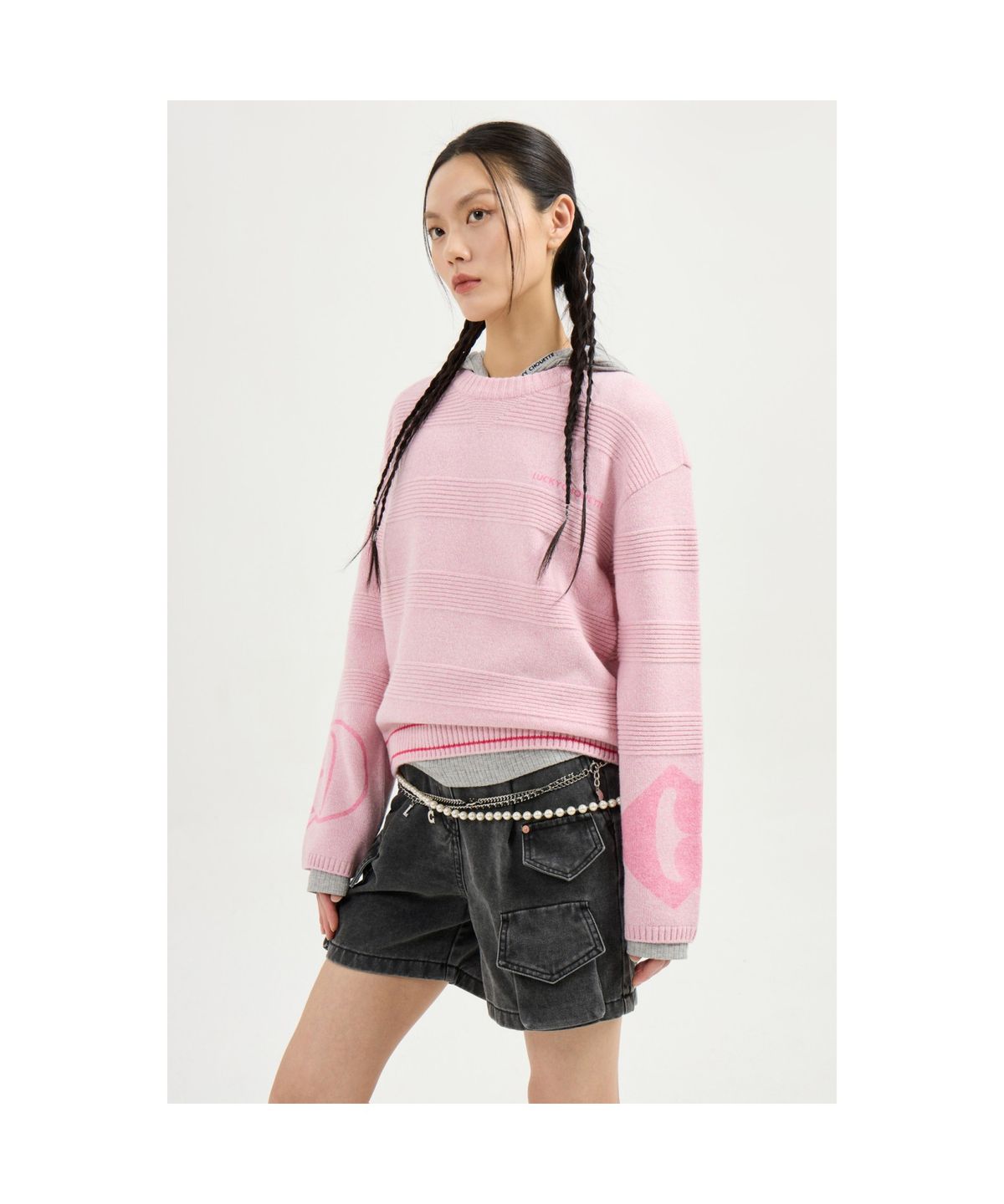 럭키슈에뜨(LUCKY CHOUETTE) Sleeve Emblem Printed Kni Pullover (light pink) LFWAS25110PIL