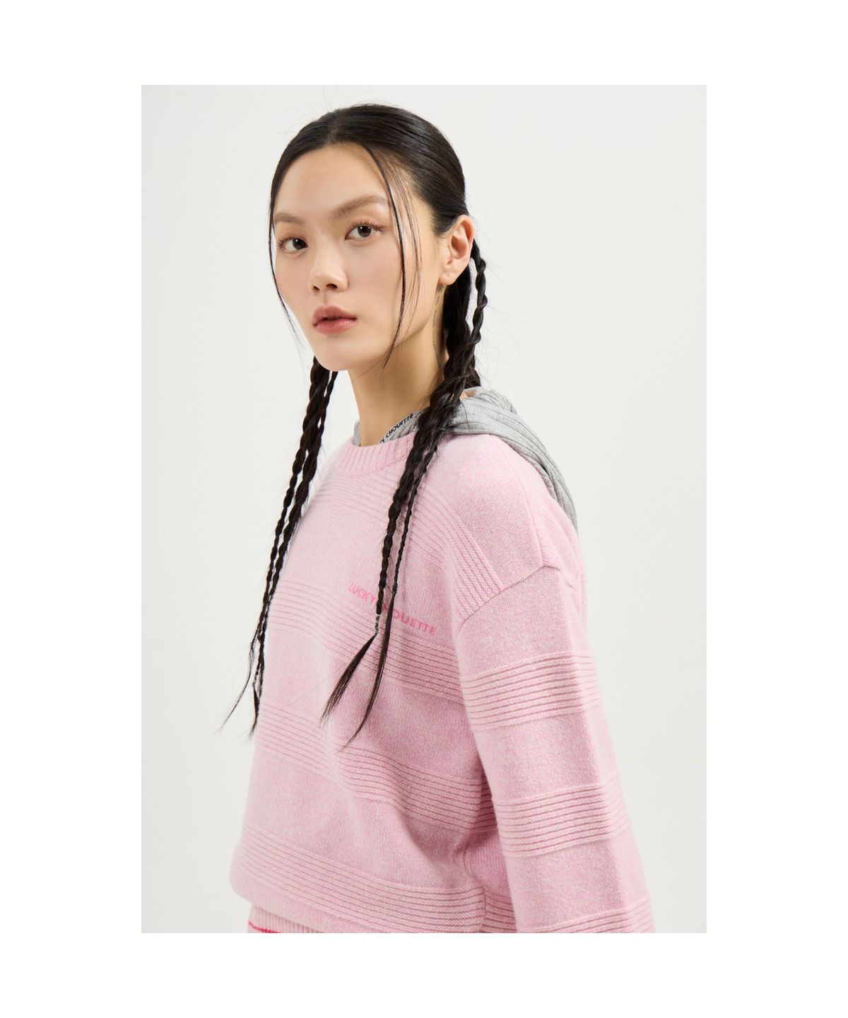 럭키슈에뜨(LUCKY CHOUETTE) Sleeve Emblem Printed Kni Pullover (light pink) LFWAS25110PIL