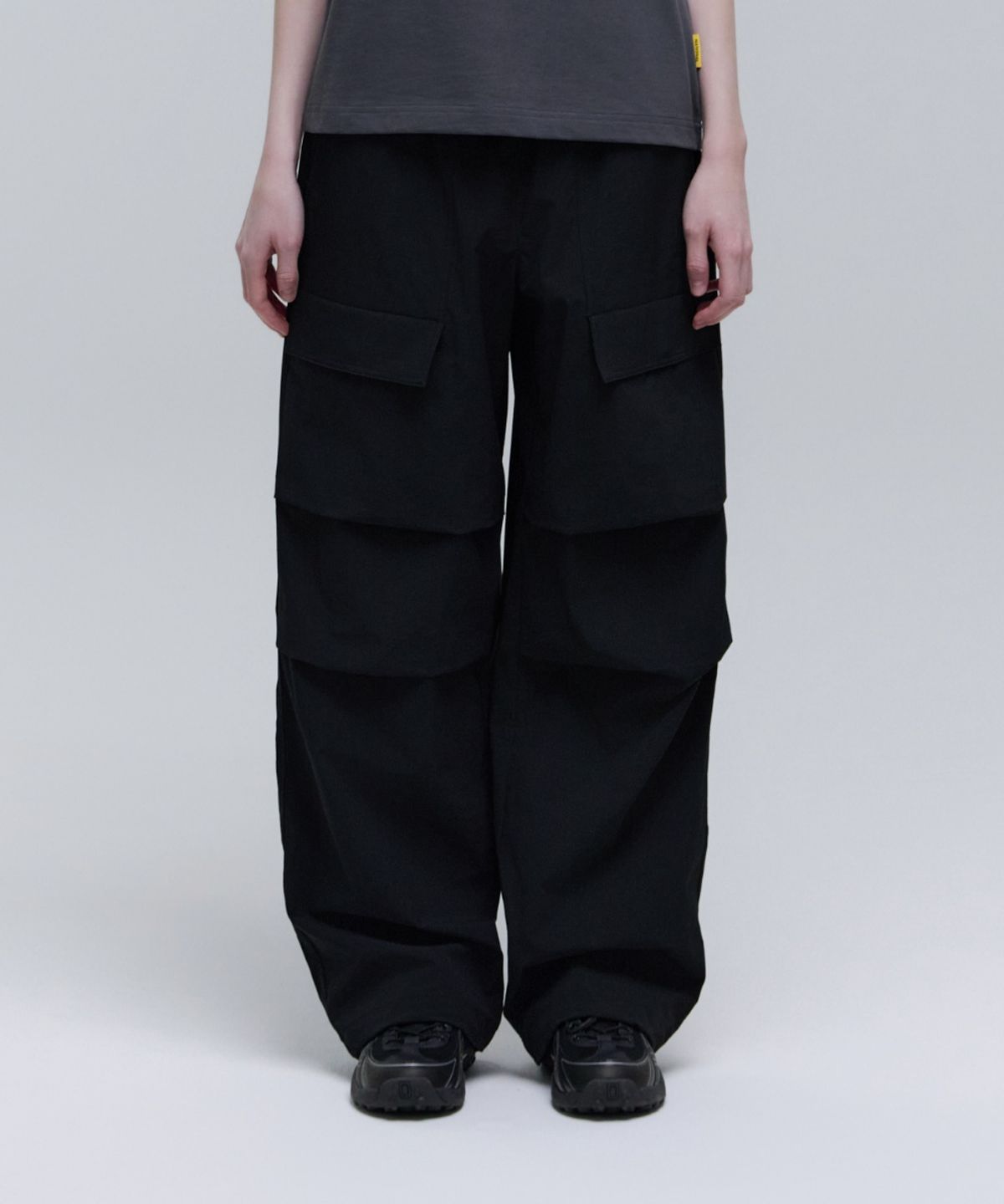 내셔널지오그래픽(NATIONALGEOGRAPHIC) N251UPT902 파라슈트 와이드핏 팬츠 CARBON BLACK
